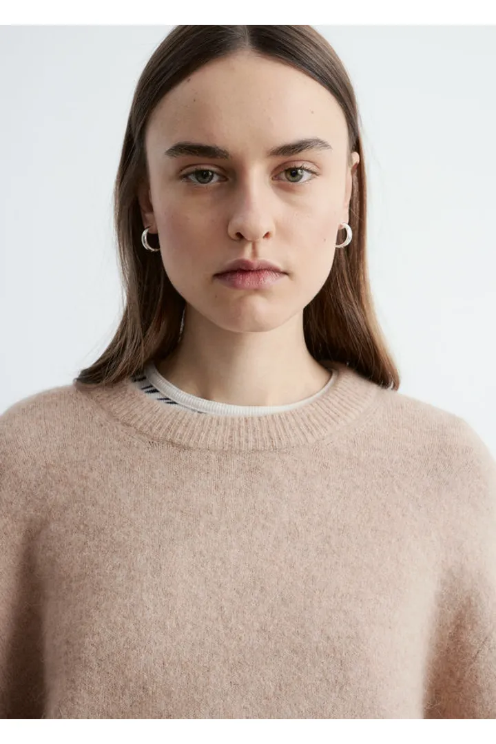 앤아더스토리즈 알파카 블렌드 스웨터의 베이지컬러 ECOMLook입니다.