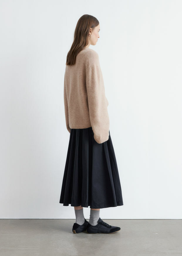 앤아더스토리즈 알파카 블렌드 스웨터의 베이지컬러 ECOMLook입니다.