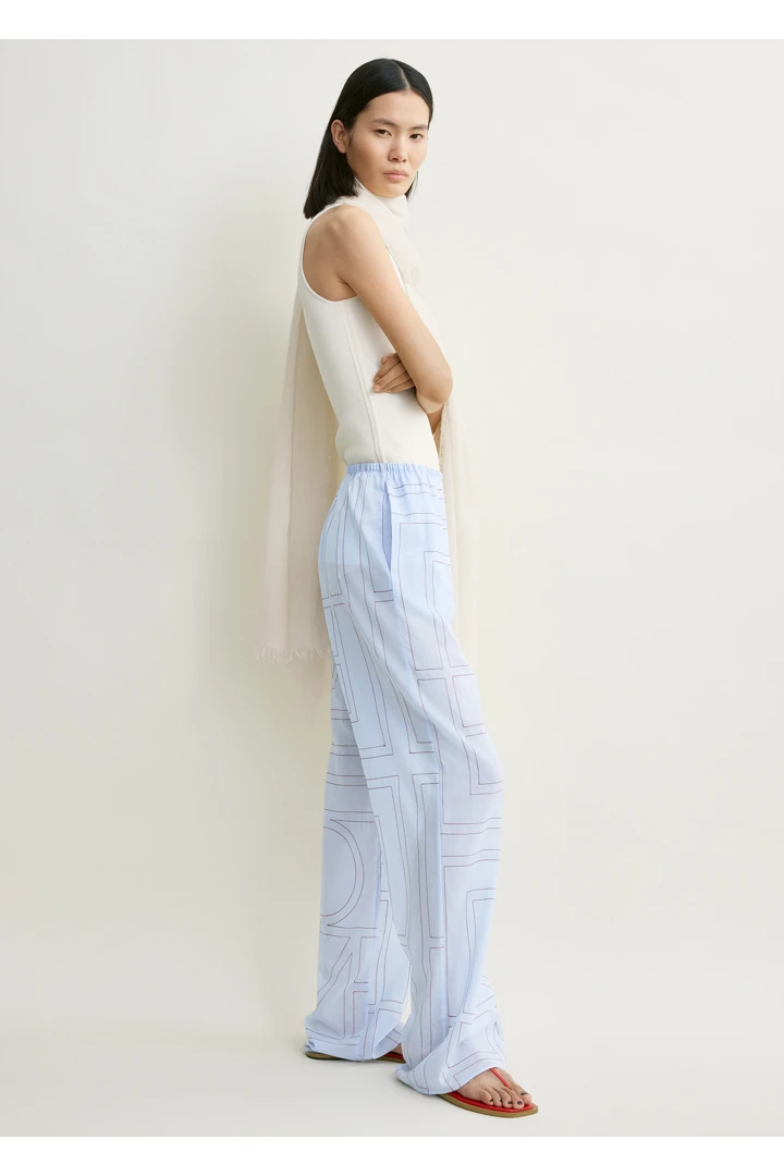 TOTEME 모노그램 코튼 블렌드 파자마 바텀즈 스카이의 스카이컬러 1번쨰 이미지입니다.