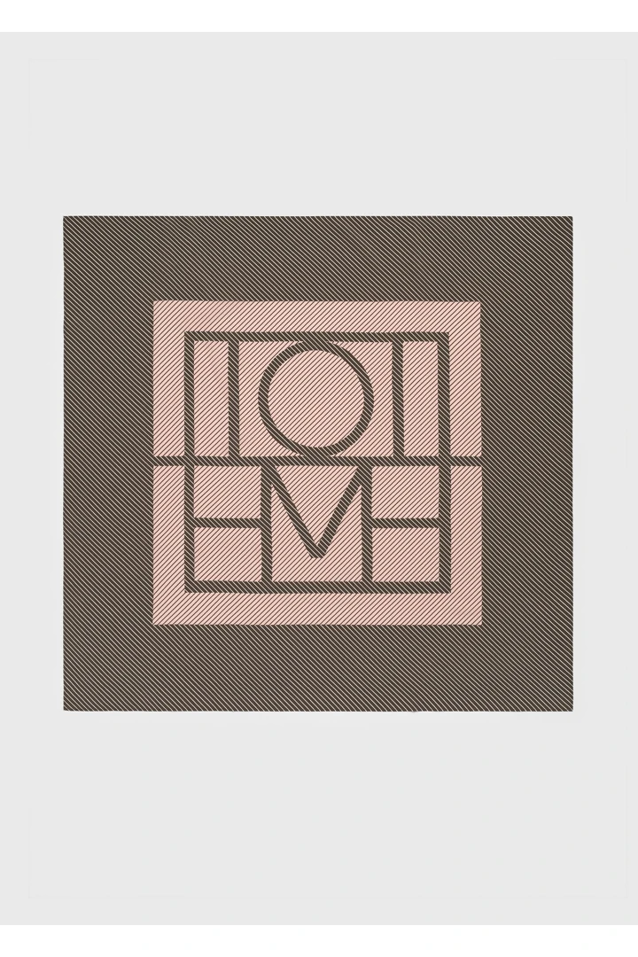 TOTEME default image 19 of 브라운 in 센터드 모노그램 실크 스카프 월넛