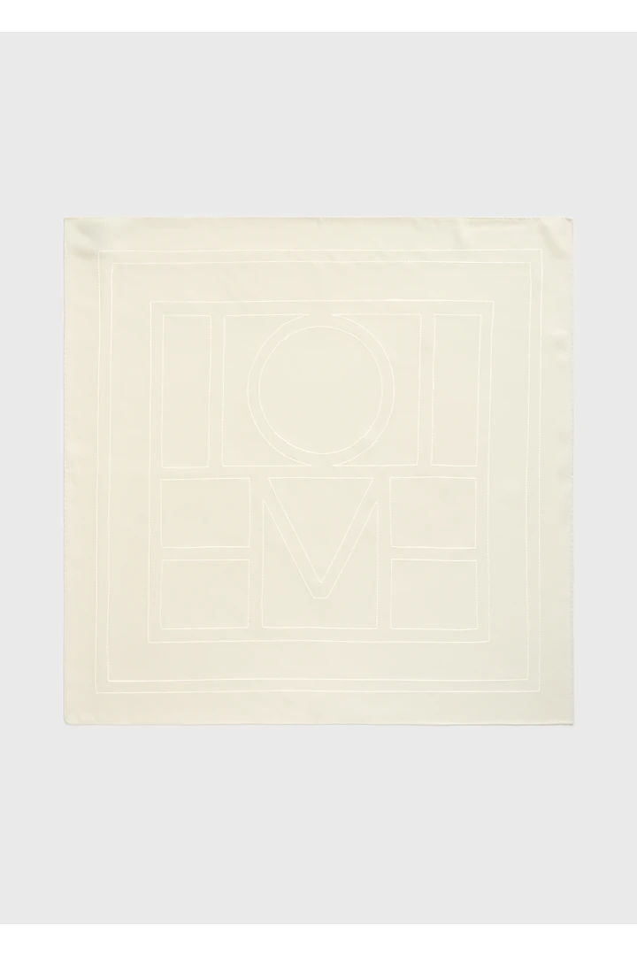 TOTEME default image 4 of 크림 in 엠브로이더드 모노그램 실크 스카프 크림