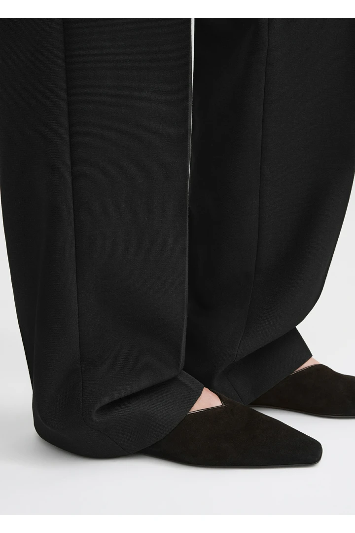 TOTEME 디 에브리데이 플랫 블랙의 블랙컬러 0번쨰 이미지입니다.