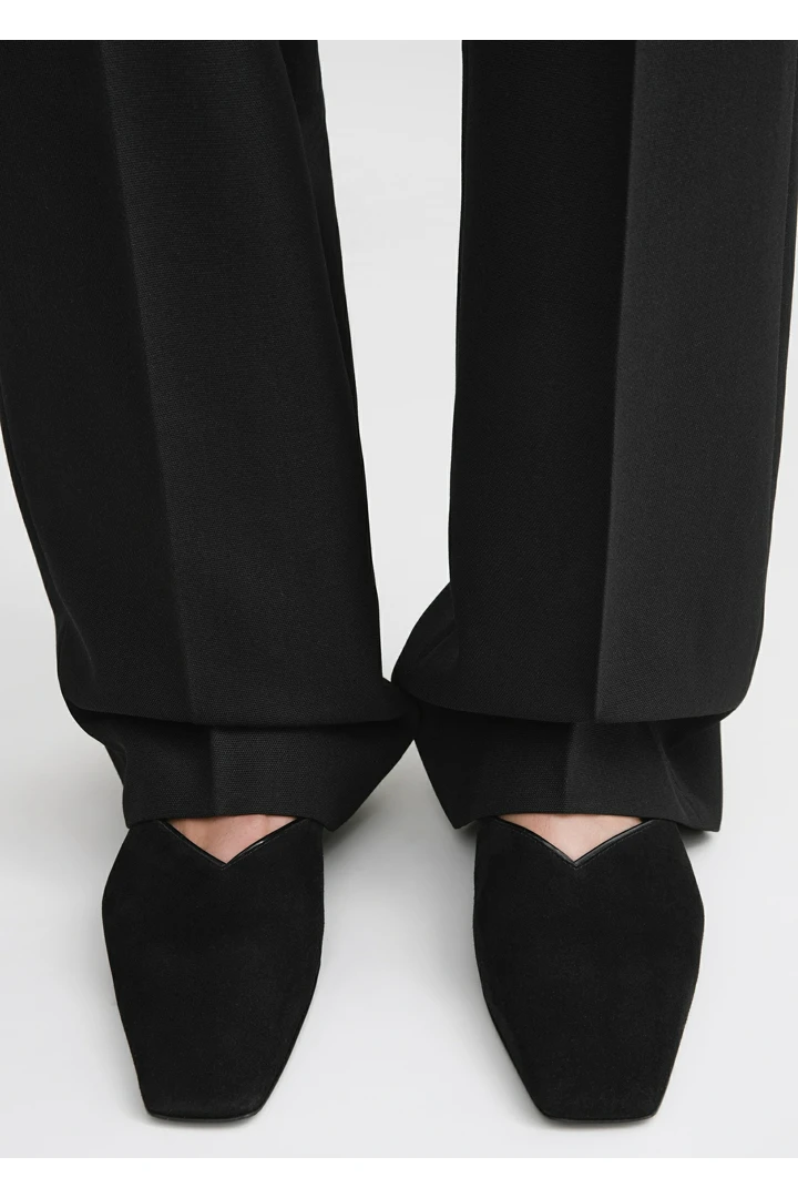 TOTEME 디 에브리데이 플랫 블랙의 블랙컬러 1번쨰 이미지입니다.