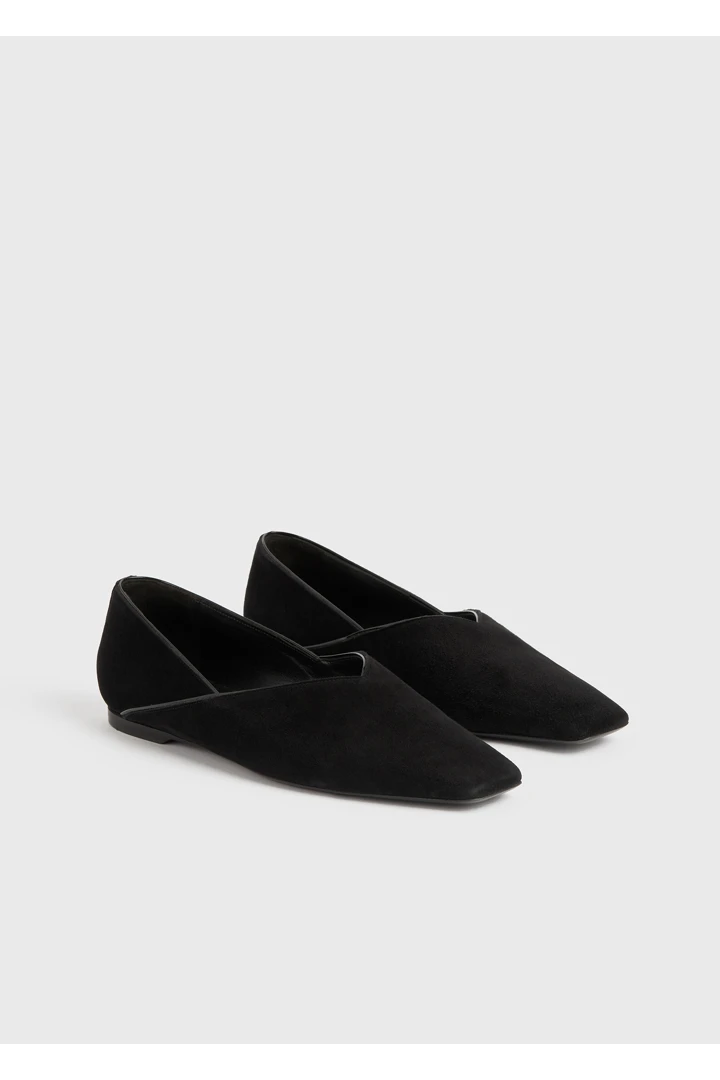 TOTEME 디 에브리데이 플랫 블랙의 블랙컬러 2번쨰 이미지입니다.