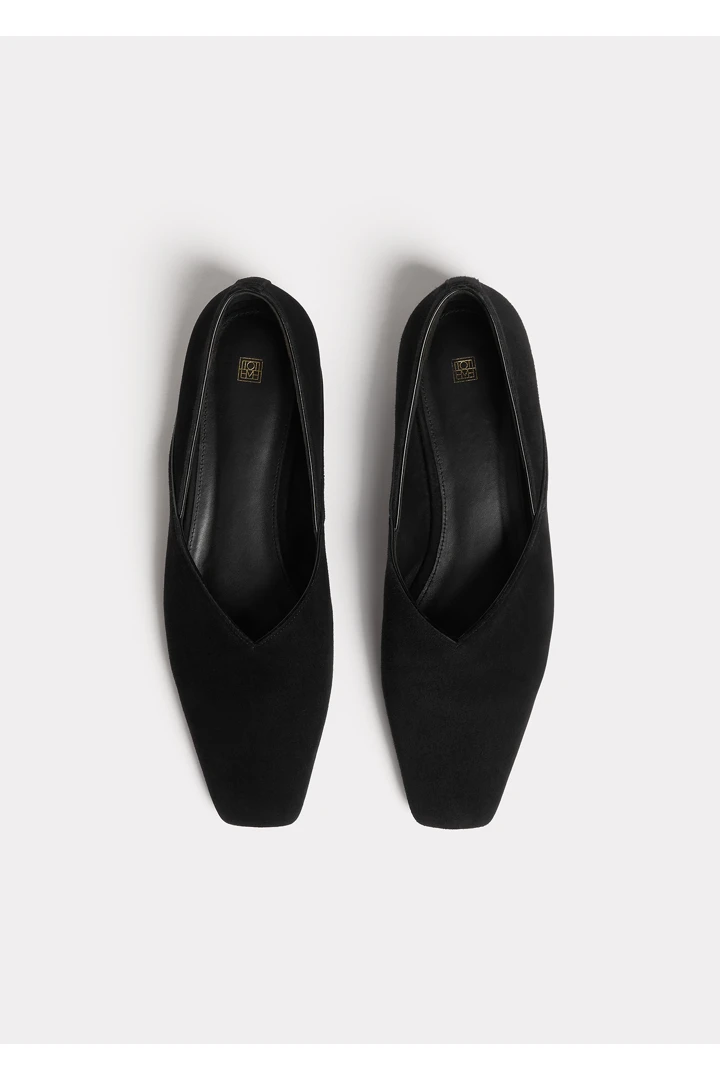 TOTEME 디 에브리데이 플랫 블랙의 블랙컬러 4번쨰 이미지입니다.