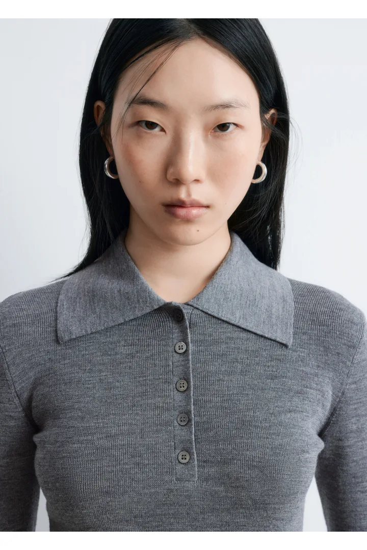 앤아더스토리즈 립 니트 메리노 울 폴로 탑의 그레이컬러 ECOMLook입니다.