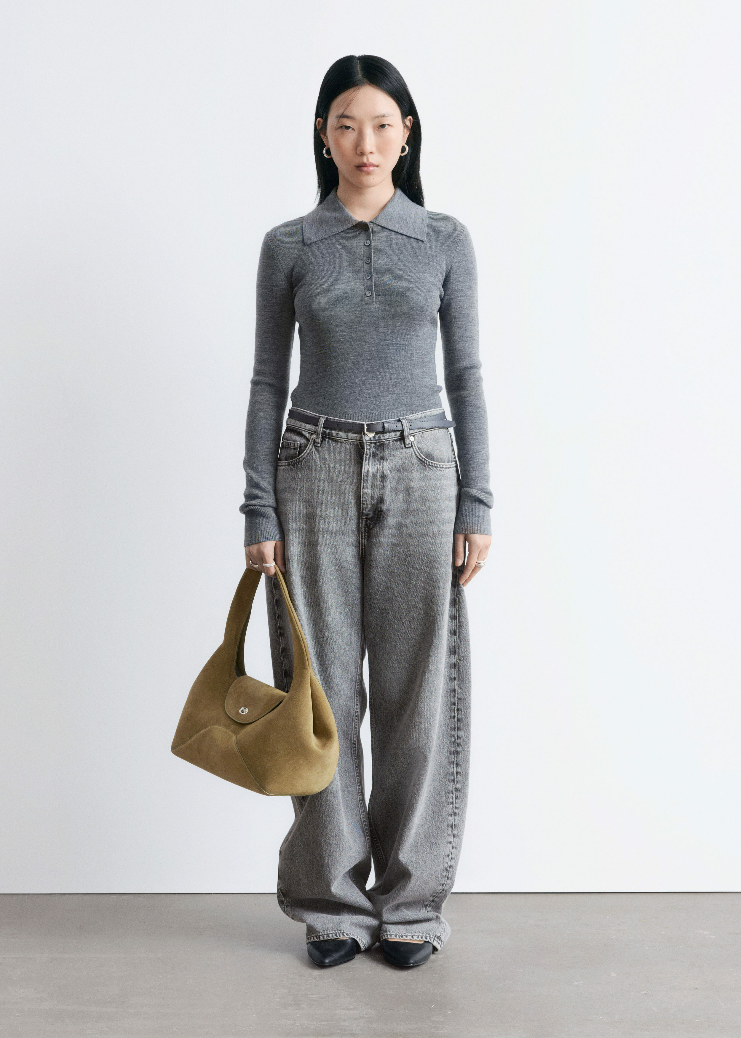 앤아더스토리즈 립 니트 메리노 울 폴로 탑의 그레이컬러 ECOMLook입니다.