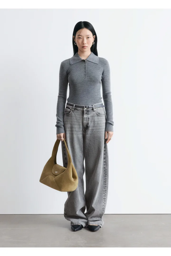 앤아더스토리즈 립 니트 메리노 울 폴로 탑의 그레이컬러 ECOMLook입니다.