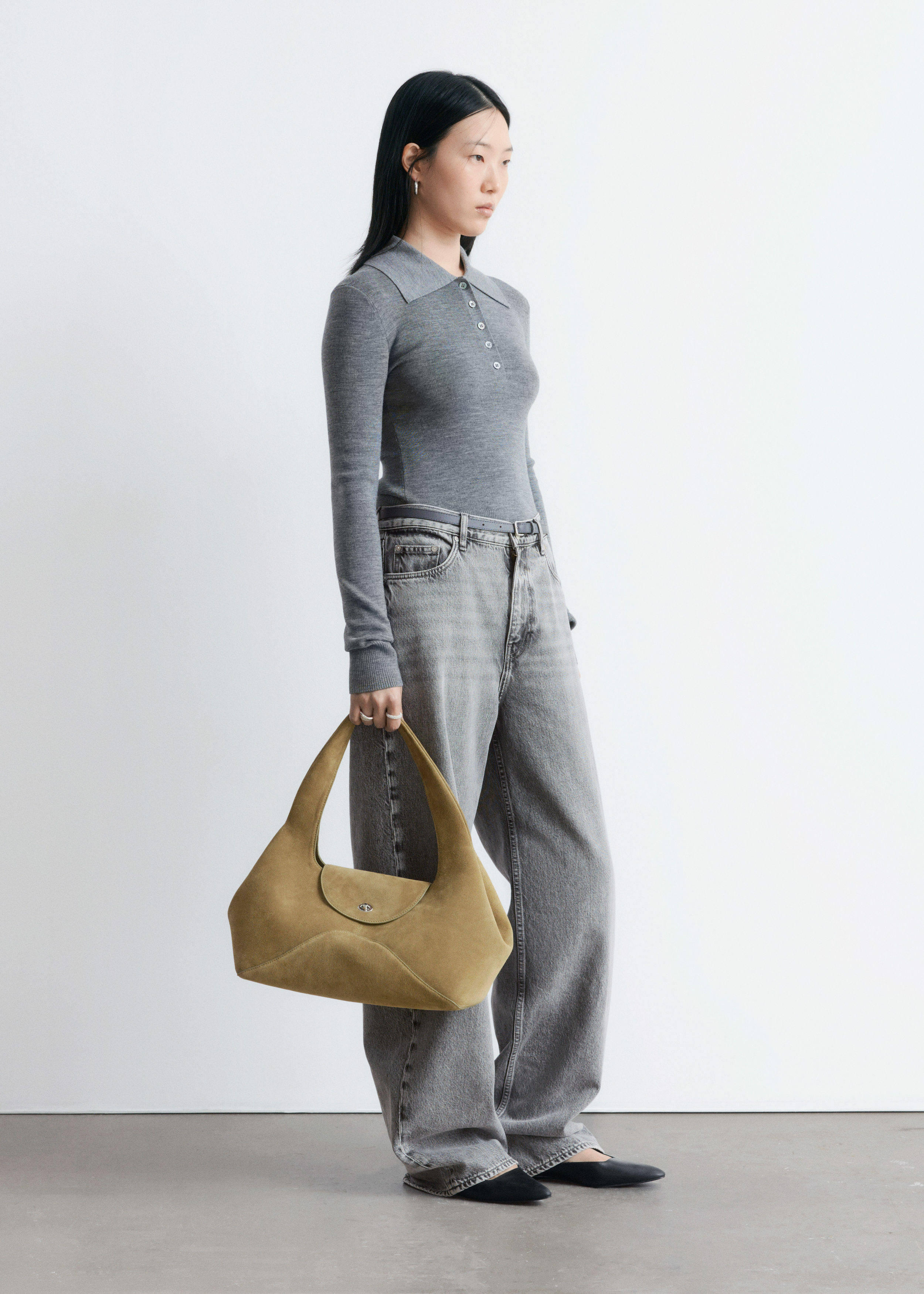 앤아더스토리즈 립 니트 메리노 울 폴로 탑의 그레이컬러 ECOMLook입니다.