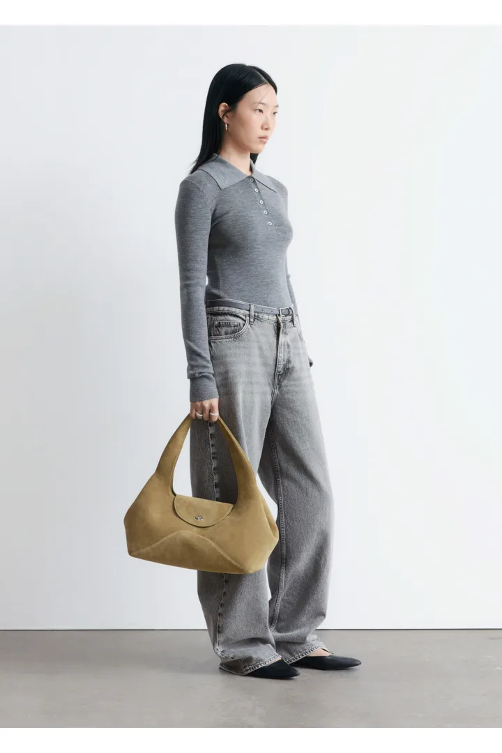 앤아더스토리즈 립 니트 메리노 울 폴로 탑의 그레이컬러 ECOMLook입니다.