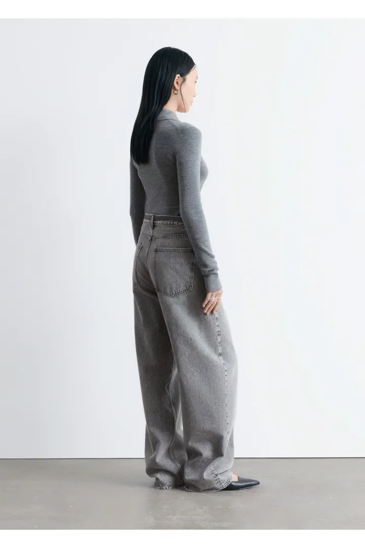 앤아더스토리즈 립 니트 메리노 울 폴로 탑의 그레이컬러 ECOMLook입니다.