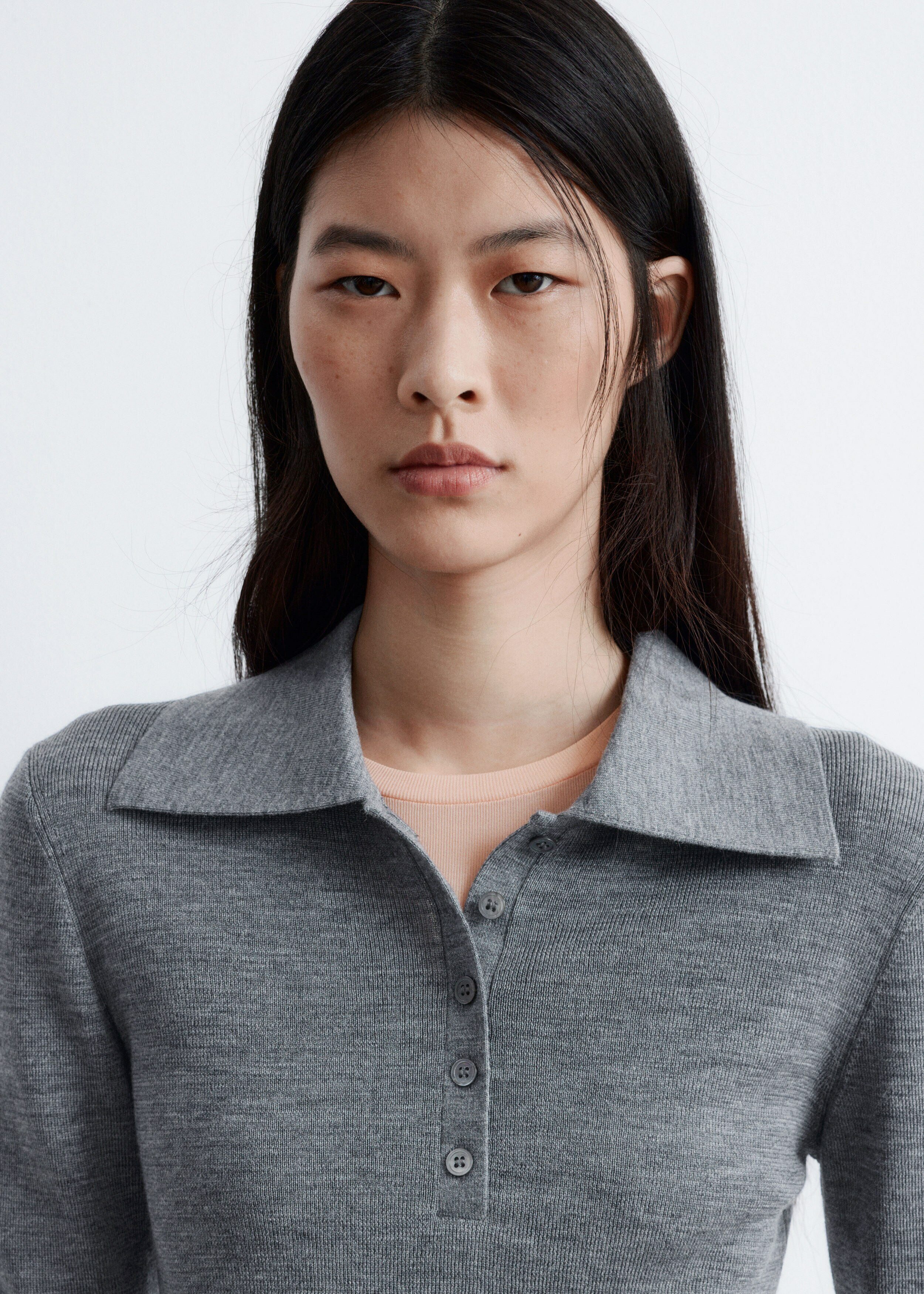 앤아더스토리즈 립 니트 메리노 울 폴로 탑의 그레이컬러 ECOMLook입니다.