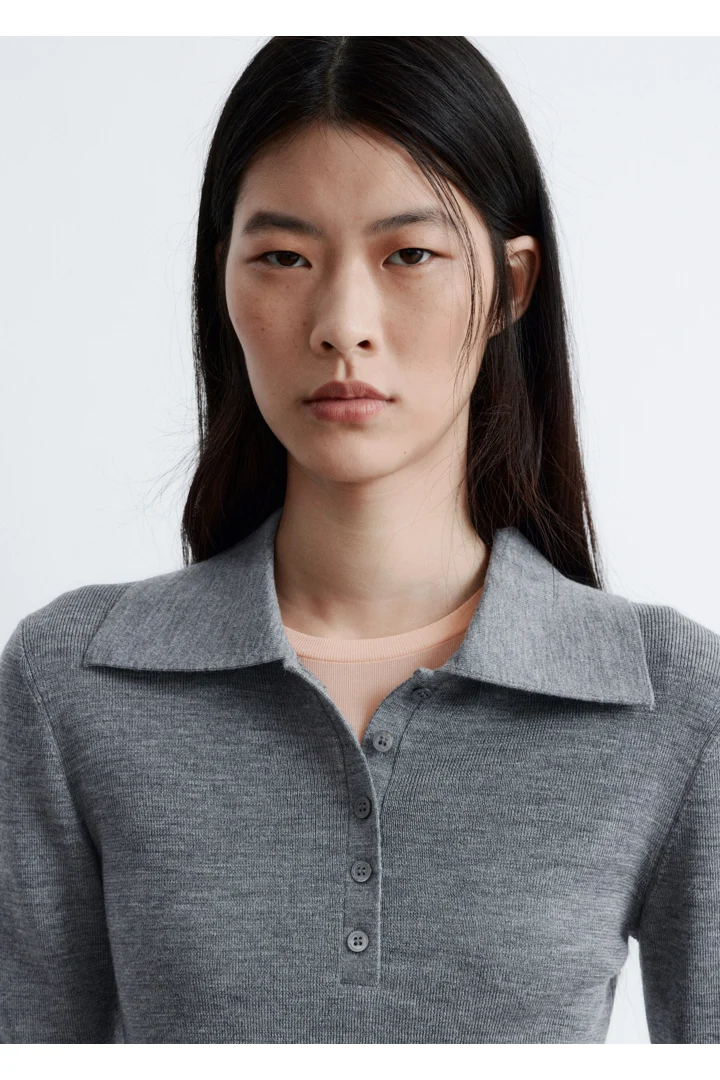 앤아더스토리즈 립 니트 메리노 울 폴로 탑의 그레이컬러 ECOMLook입니다.