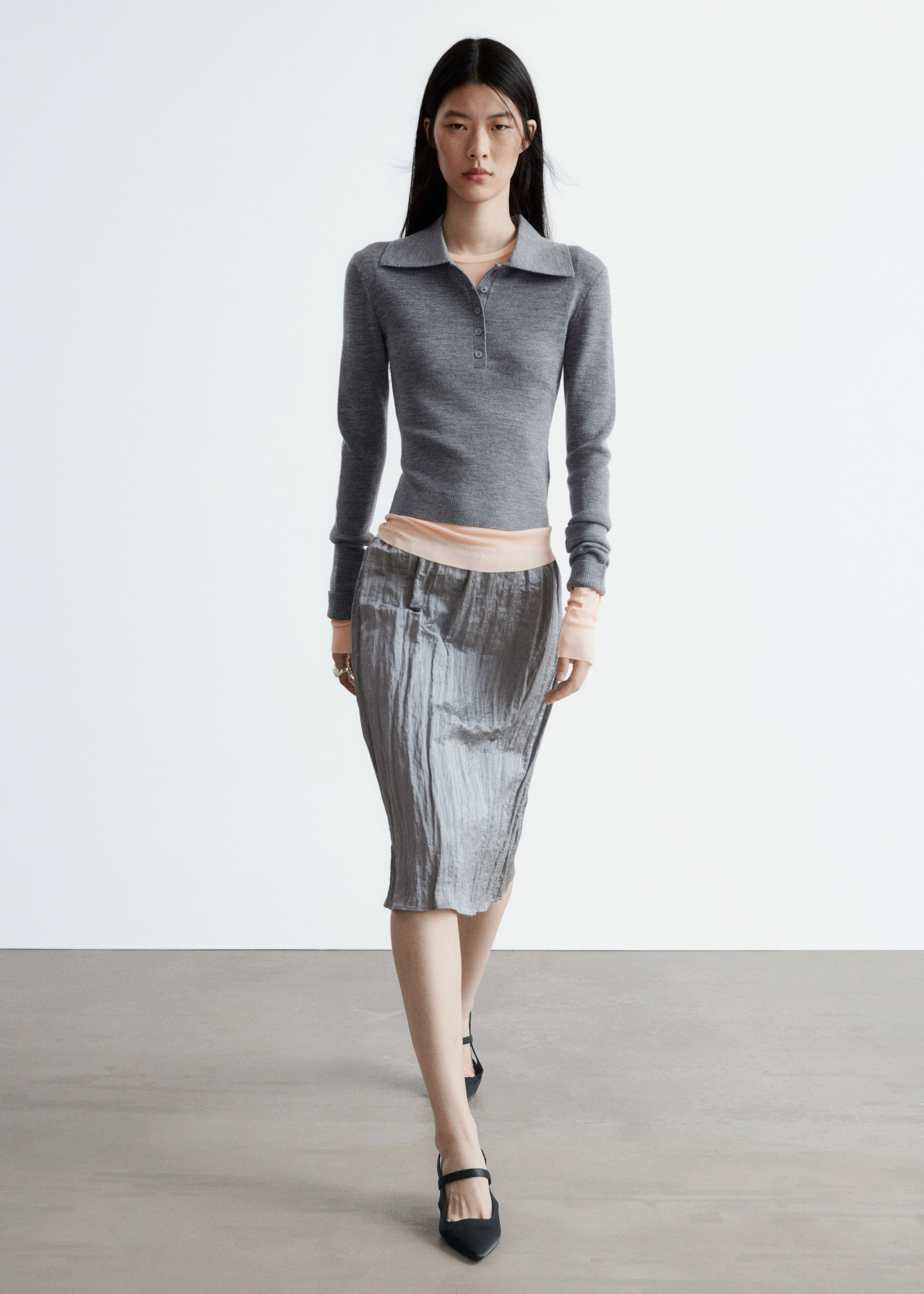 앤아더스토리즈 립 니트 메리노 울 폴로 탑의 그레이컬러 ECOMLook입니다.