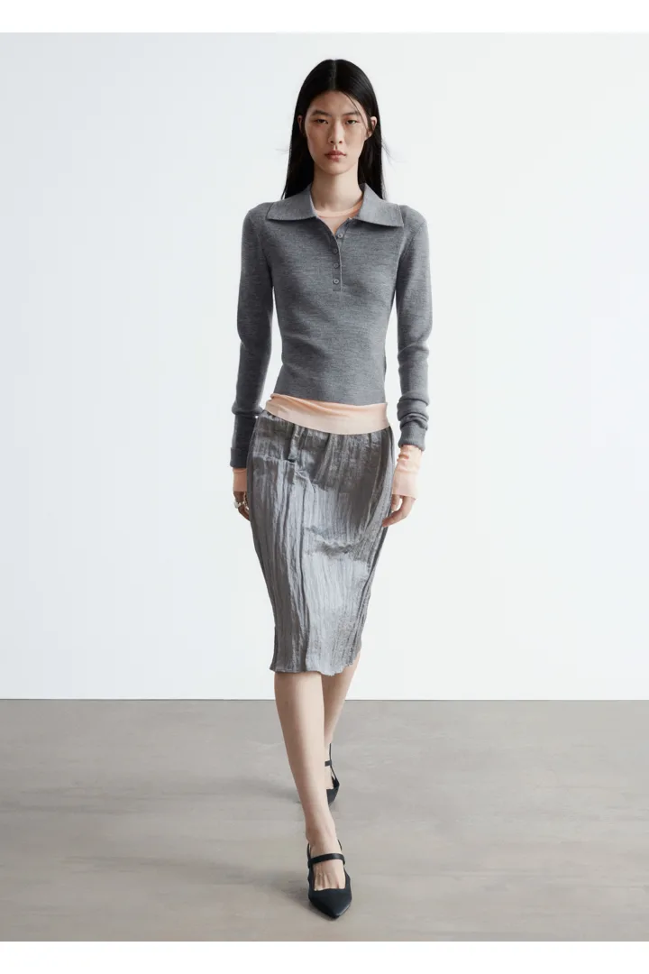 앤아더스토리즈 립 니트 메리노 울 폴로 탑의 그레이컬러 ECOMLook입니다.