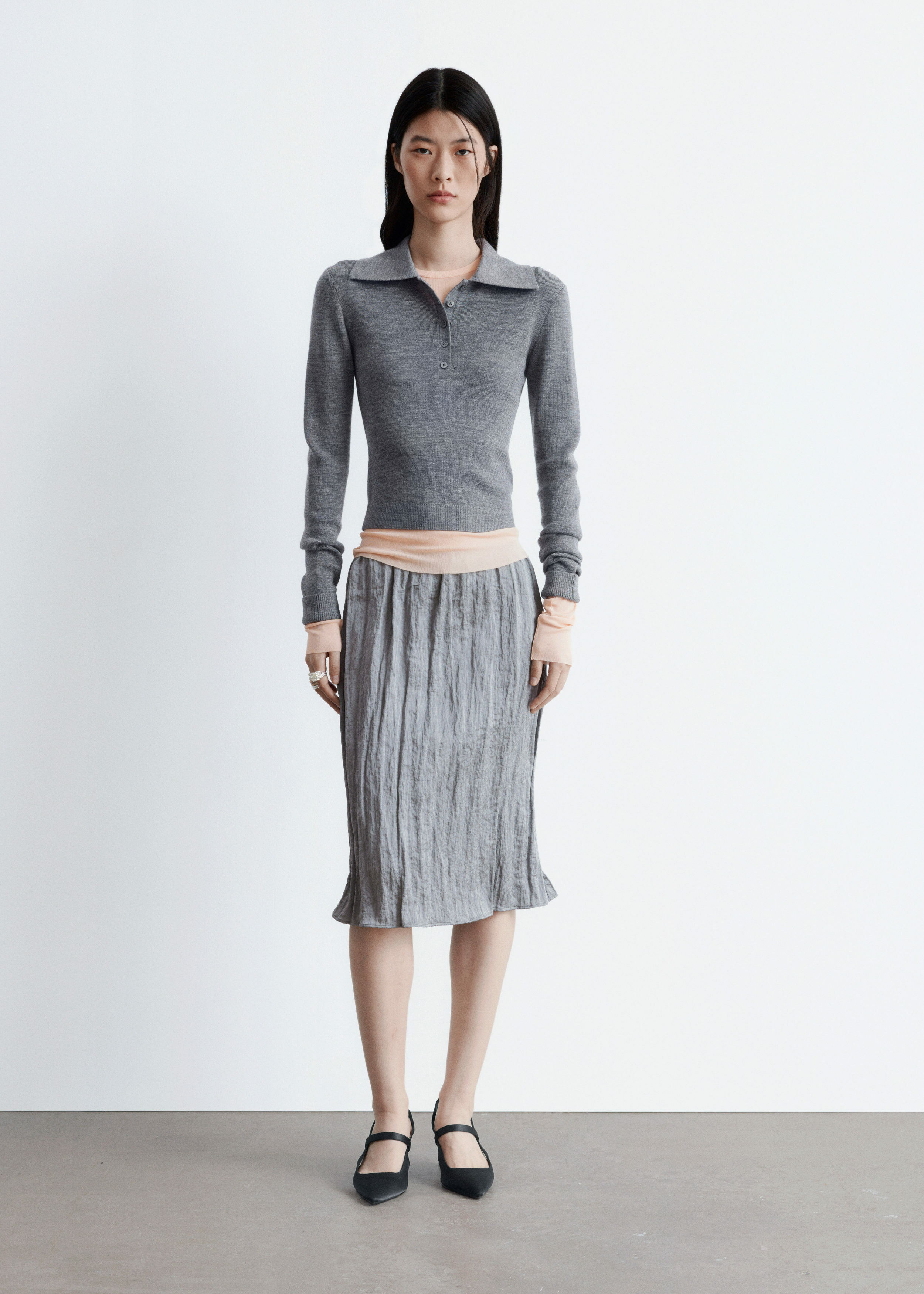 앤아더스토리즈 립 니트 메리노 울 폴로 탑의 그레이컬러 ECOMLook입니다.