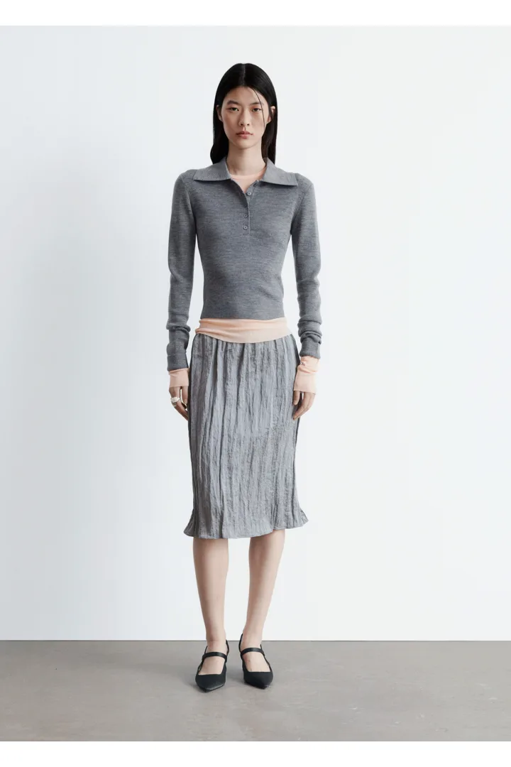 앤아더스토리즈 립 니트 메리노 울 폴로 탑의 그레이컬러 ECOMLook입니다.