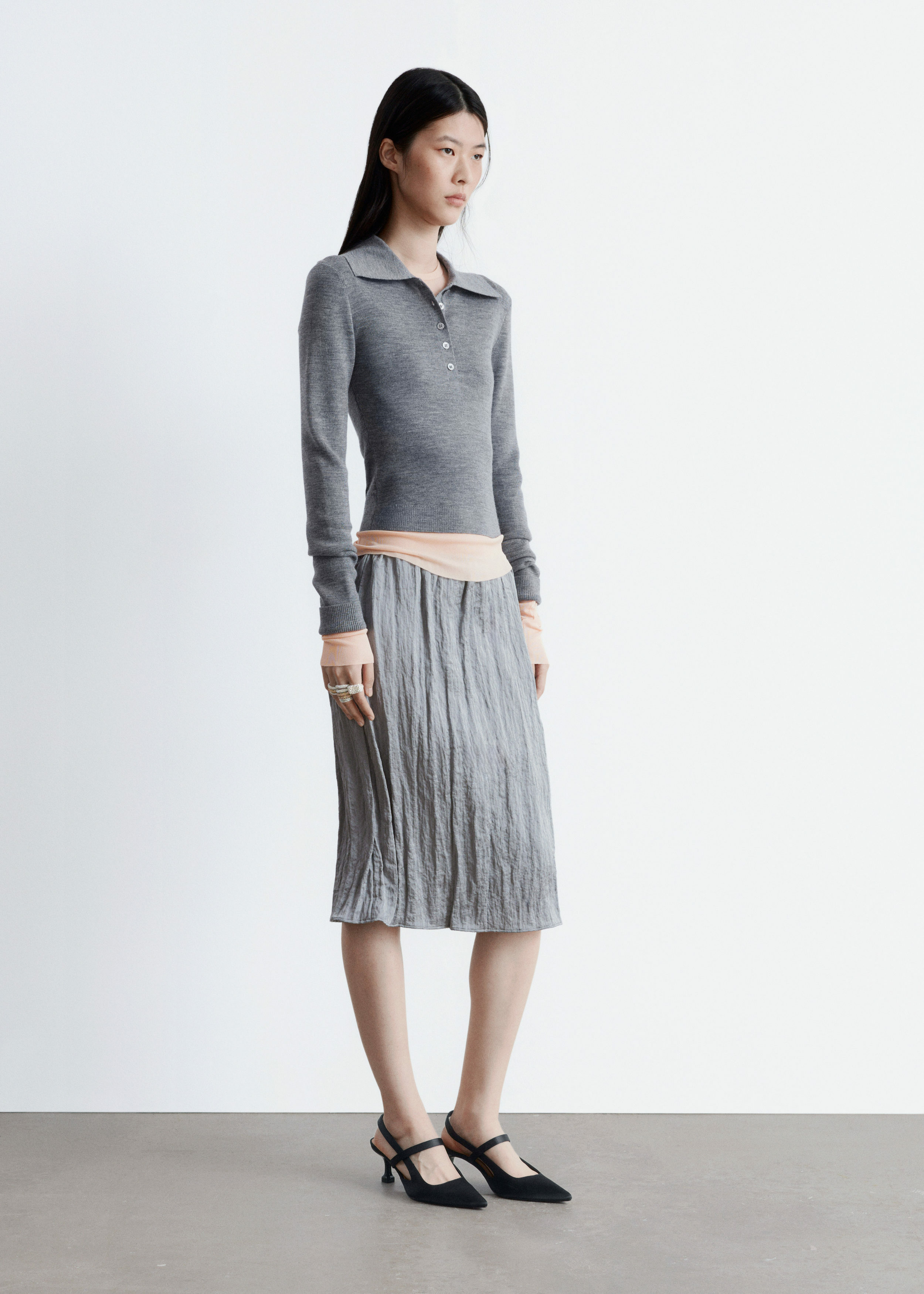 앤아더스토리즈 립 니트 메리노 울 폴로 탑의 그레이컬러 ECOMLook입니다.