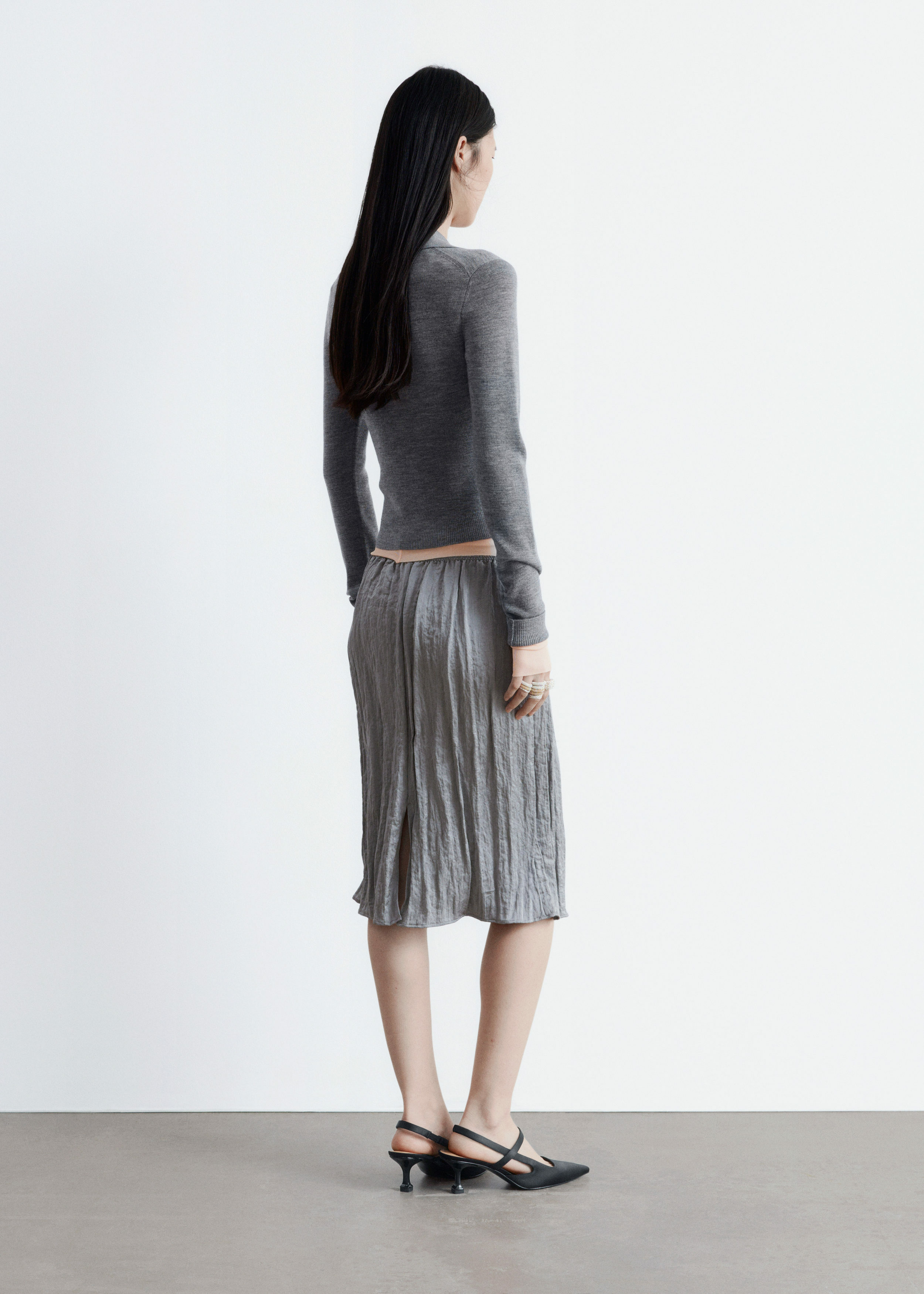 앤아더스토리즈 립 니트 메리노 울 폴로 탑의 그레이컬러 ECOMLook입니다.