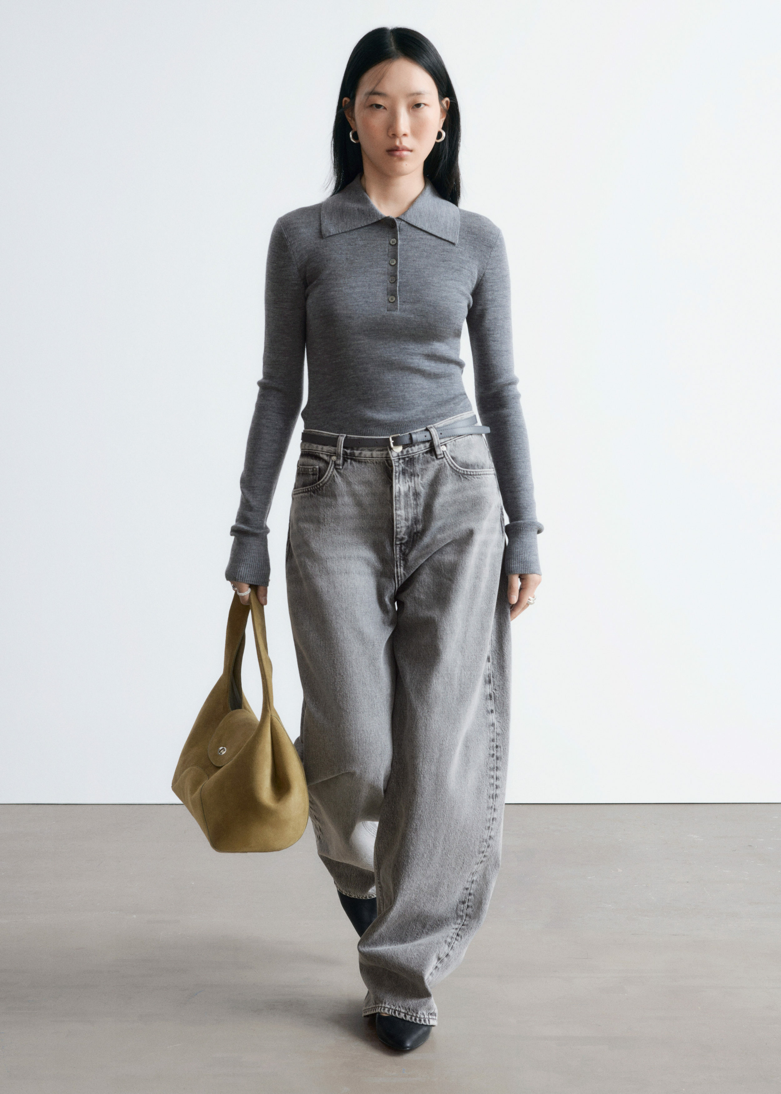 앤아더스토리즈 립 니트 메리노 울 폴로 탑의 그레이컬러 ECOMLook입니다.