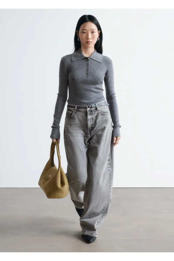 앤아더스토리즈 립 니트 메리노 울 폴로 탑의 그레이컬러 ECOMLook입니다.