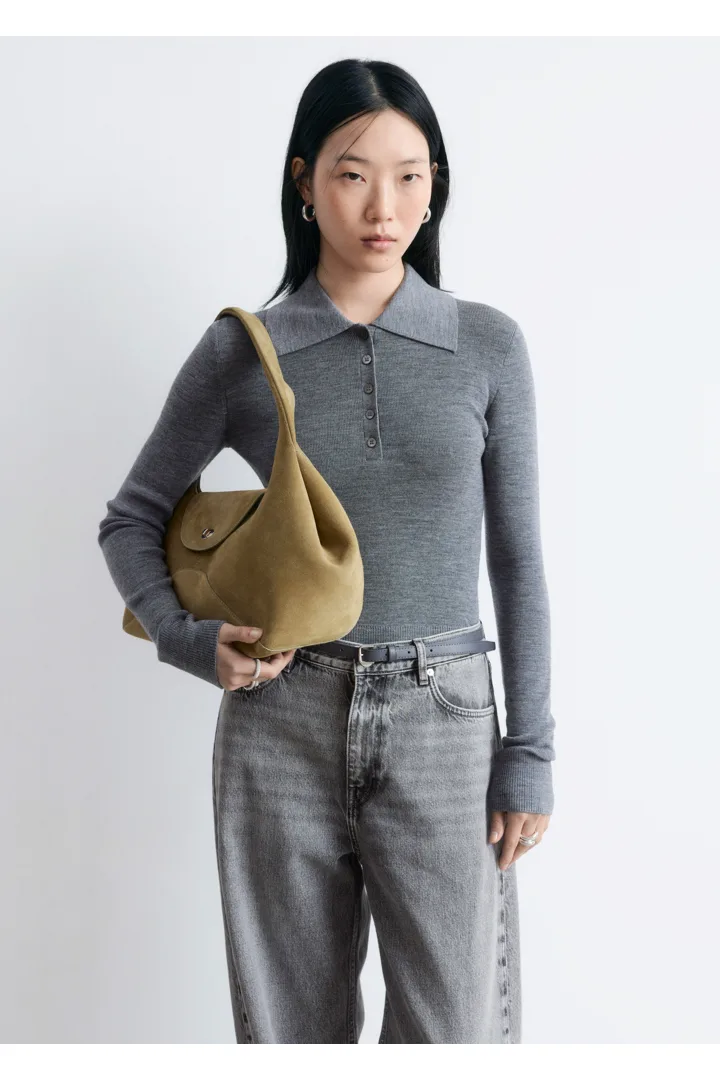 앤아더스토리즈 립 니트 메리노 울 폴로 탑의 그레이컬러 ECOMLook입니다.