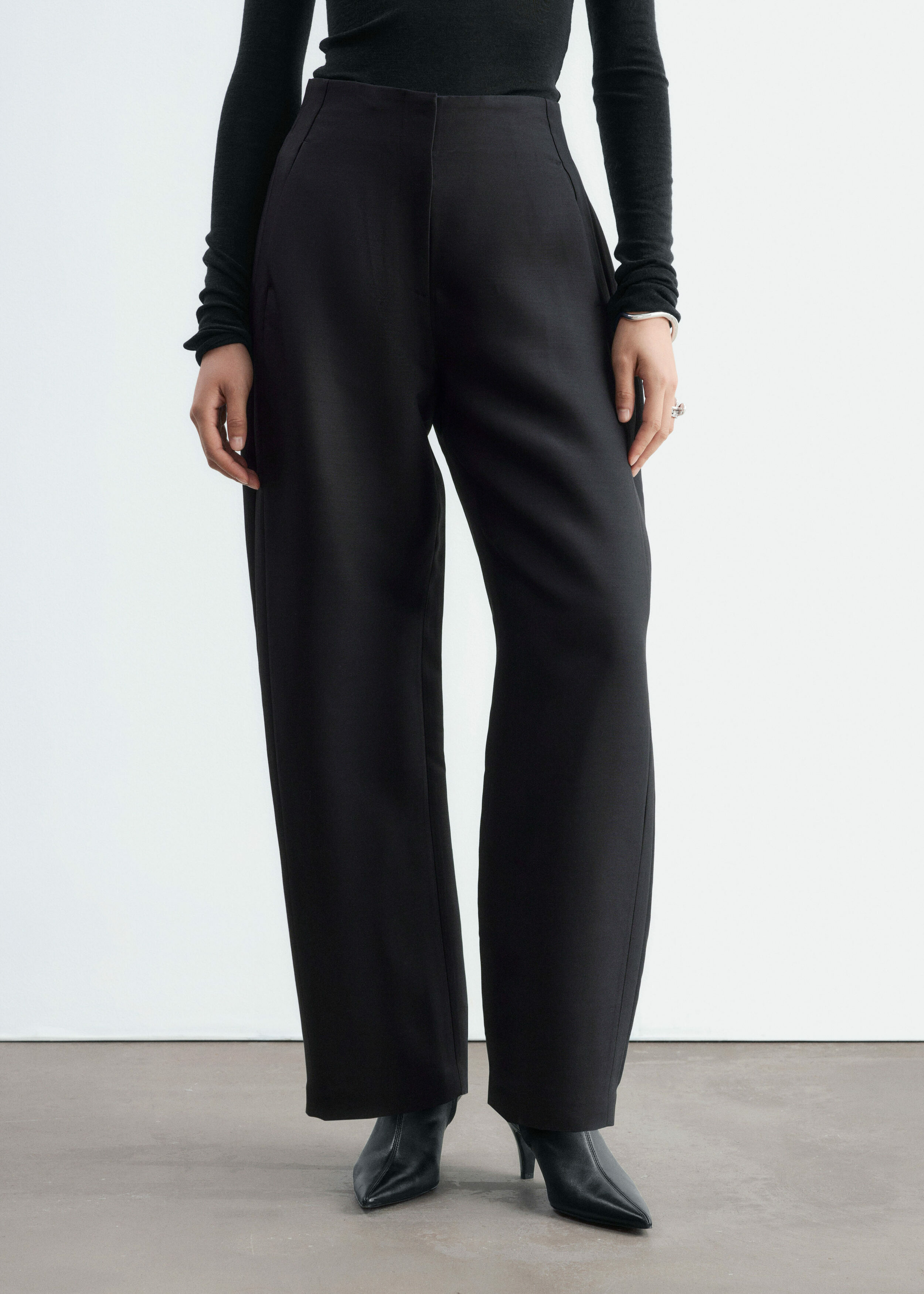 앤아더스토리즈 테일러드 배럴 트라우저 의 블랙컬러 ECOMLook입니다.