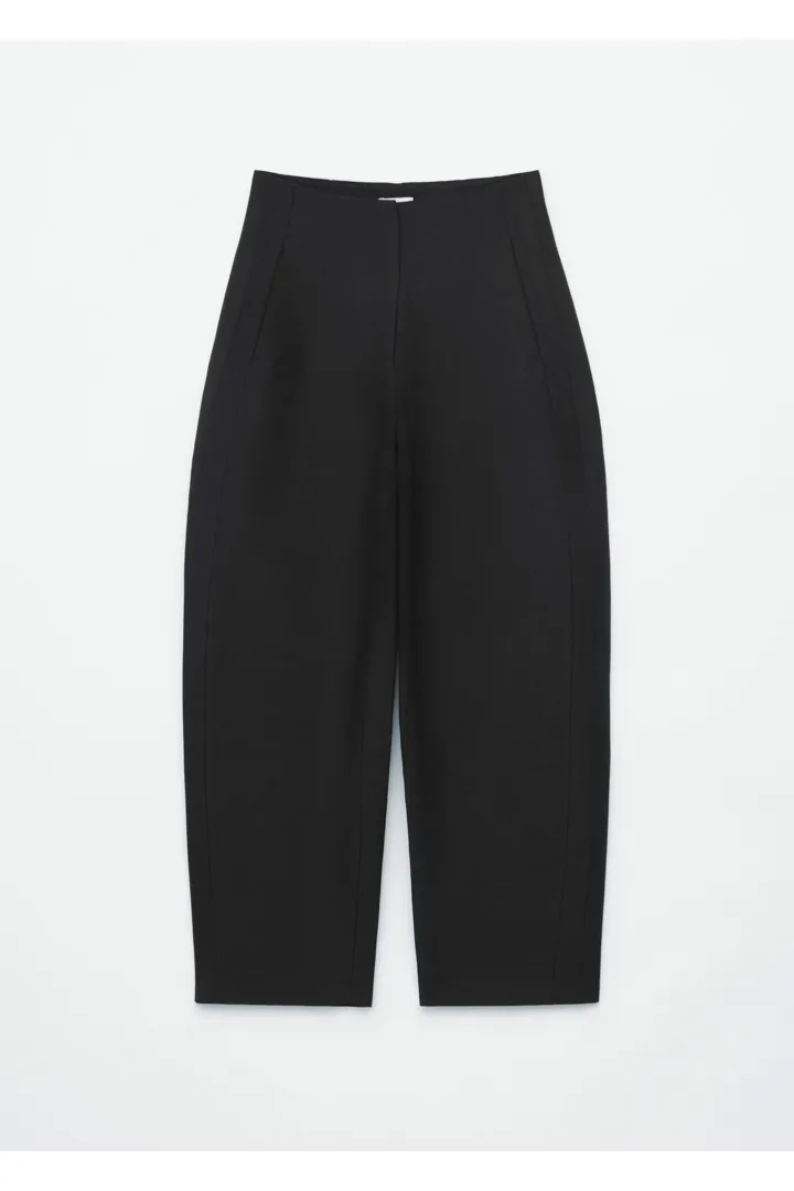 앤아더스토리즈 테일러드 배럴 트라우저 의 블랙컬러 Product입니다.