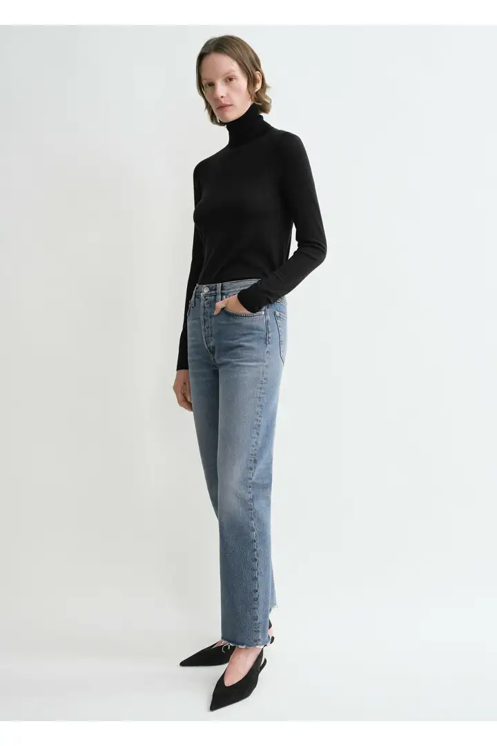 TOTEME 클래식 컷 데님 빈티지 워시의 빈티지 워시컬러 1번쨰 이미지입니다.