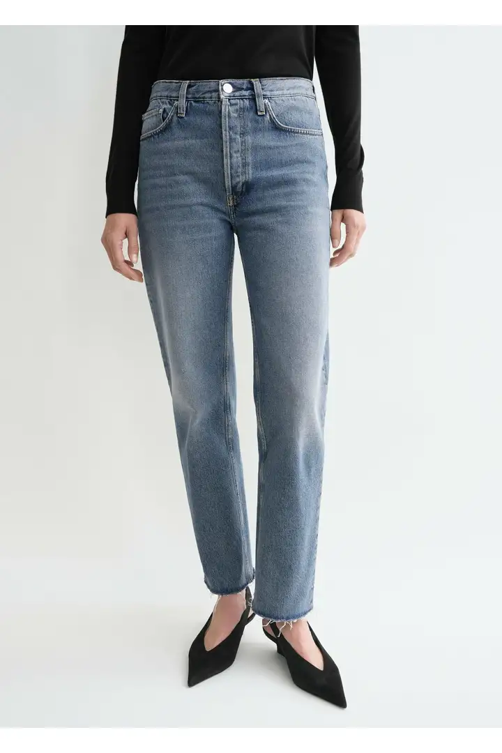 TOTEME 클래식 컷 데님 빈티지 워시의 빈티지 워시컬러 3번쨰 이미지입니다.