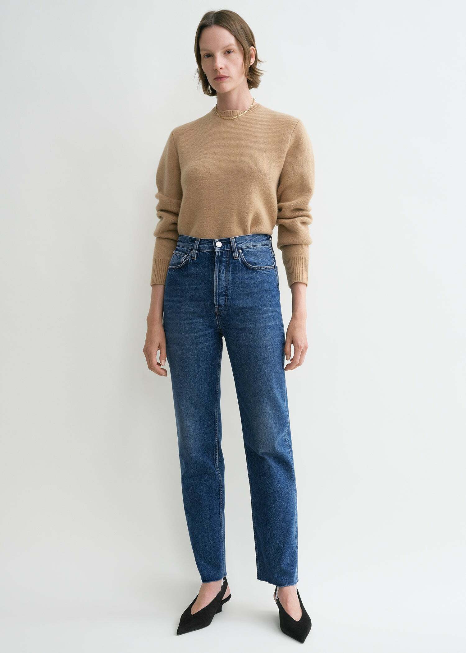 TOTEME 클래식 컷 데님 미드 블루의 미드 블루컬러 0번쨰 이미지입니다.