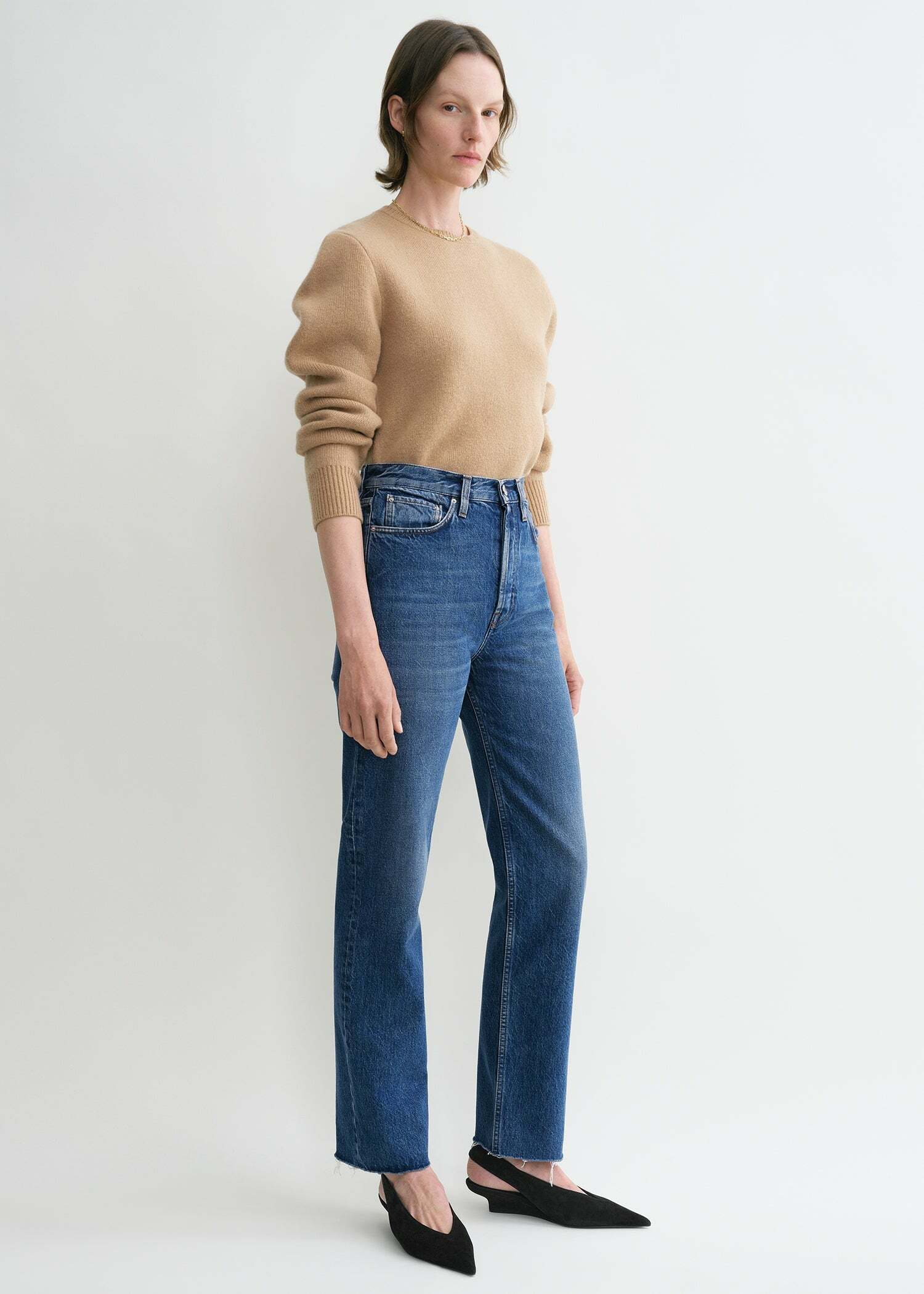 TOTEME 클래식 컷 데님 미드 블루의 미드 블루컬러 1번쨰 이미지입니다.