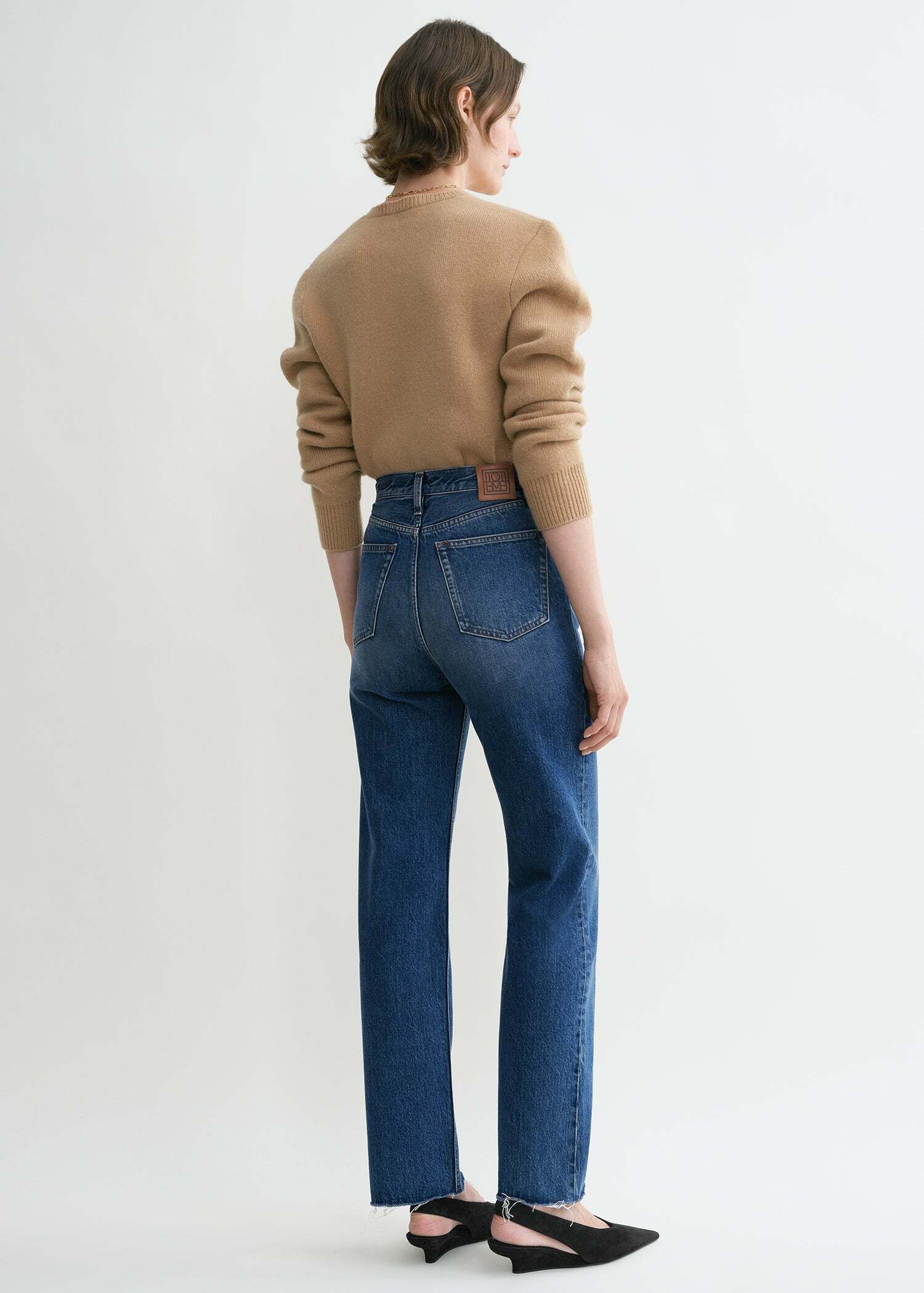 TOTEME 클래식 컷 데님 미드 블루의 미드 블루컬러 2번쨰 이미지입니다.