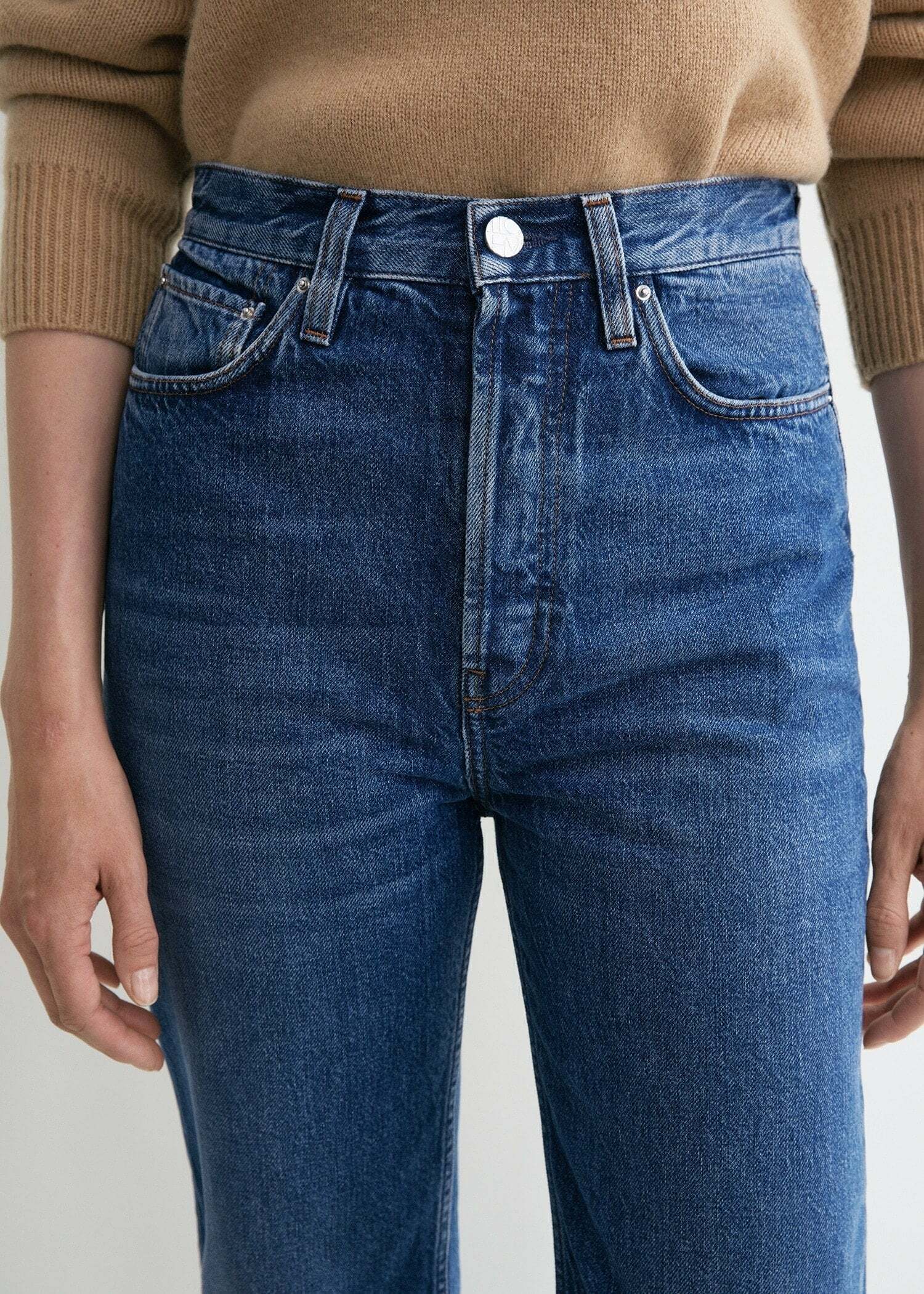 TOTEME 클래식 컷 데님 미드 블루의 미드 블루컬러 3번쨰 이미지입니다.