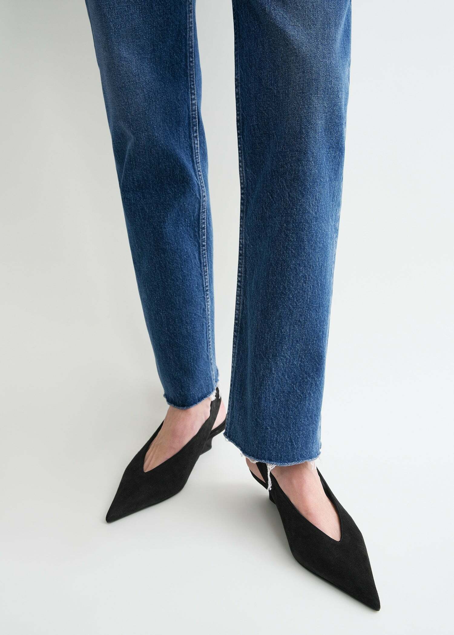 TOTEME 클래식 컷 데님 미드 블루의 미드 블루컬러 4번쨰 이미지입니다.