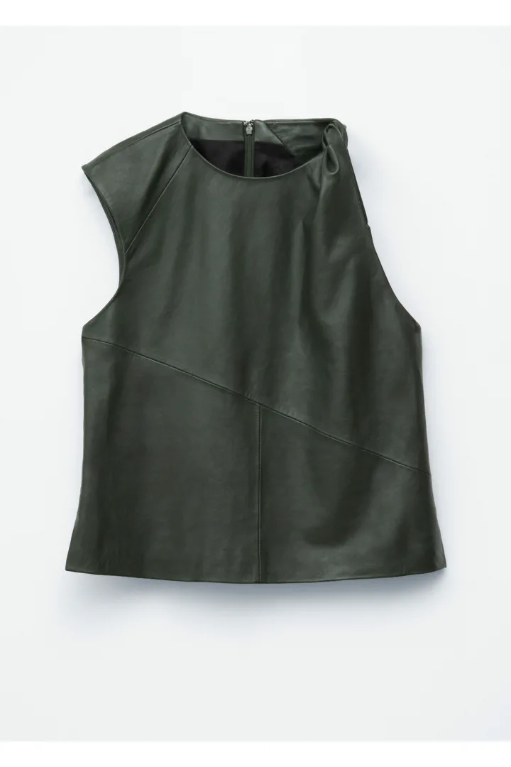 앤아더스토리즈 트위스트 숄더 레더 탑의 포레스트 그린컬러 Product입니다.