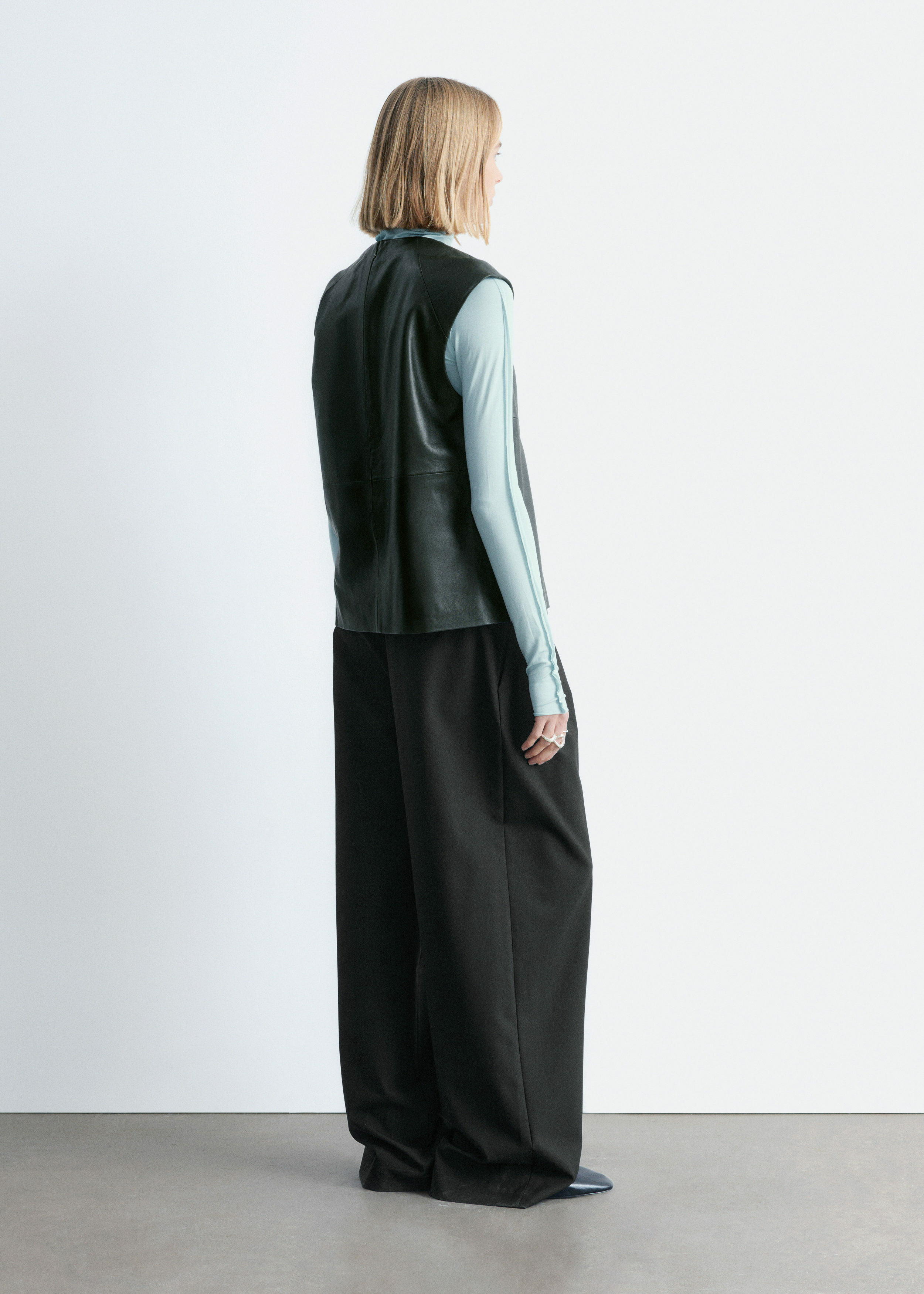 앤아더스토리즈 트위스트 숄더 레더 탑의 포레스트 그린컬러 ECOMLook입니다.