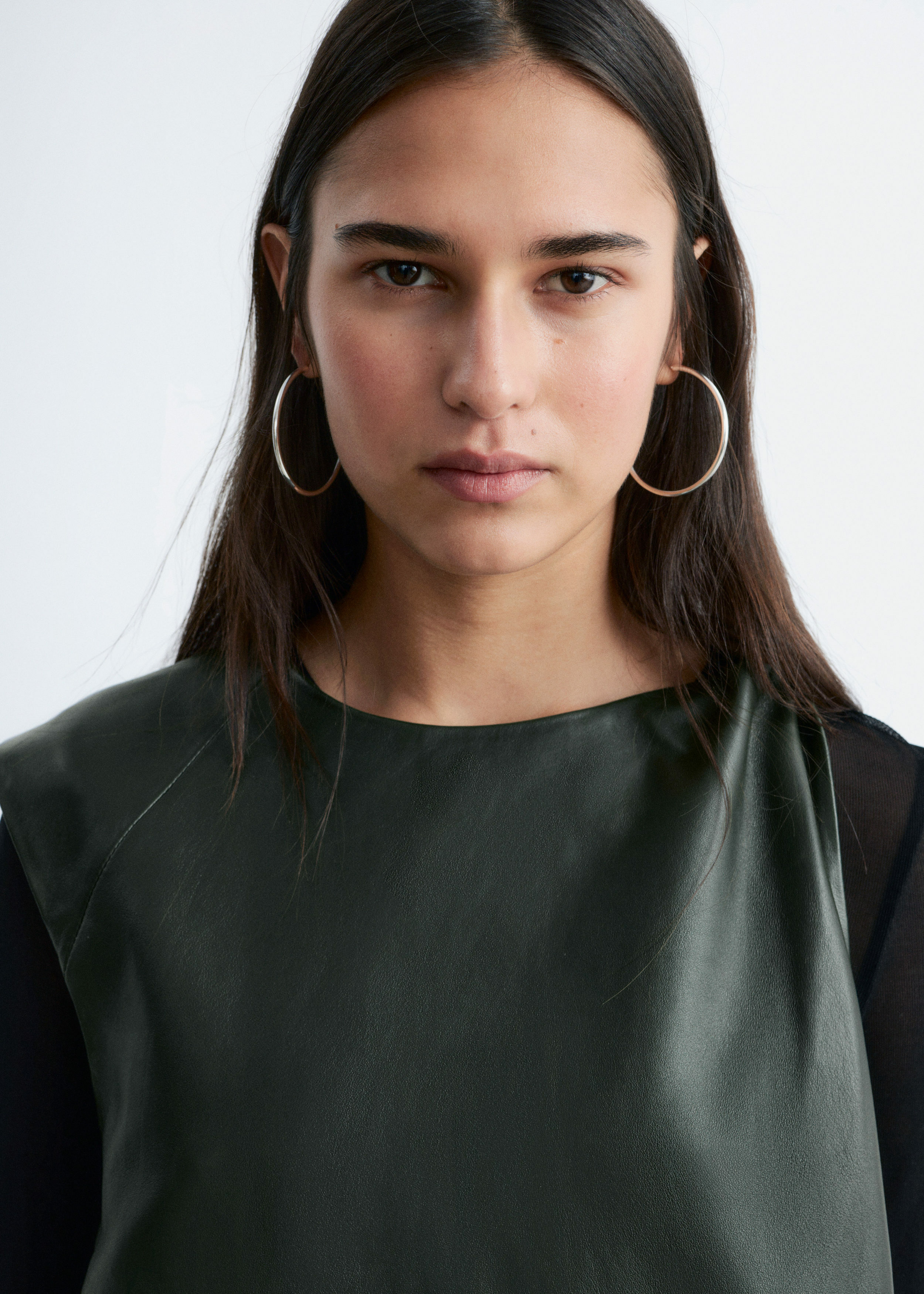 앤아더스토리즈 트위스트 숄더 레더 탑의 포레스트 그린컬러 ECOMLook입니다.