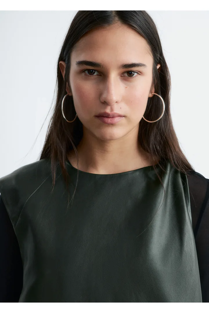 앤아더스토리즈 트위스트 숄더 레더 탑의 포레스트 그린컬러 ECOMLook입니다.