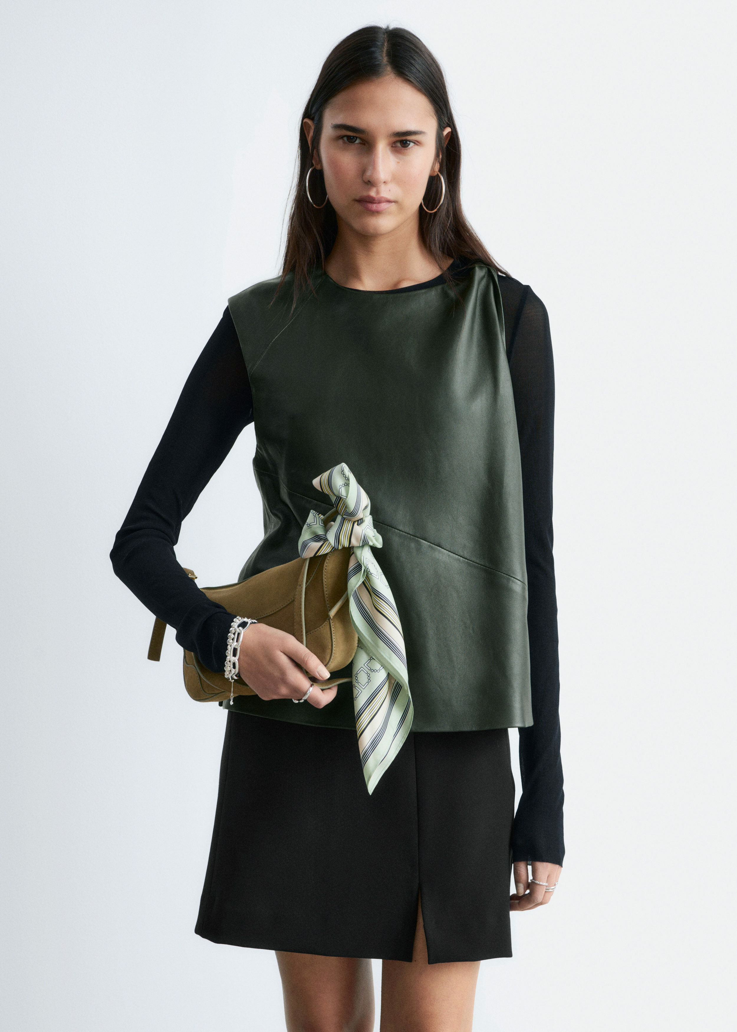 앤아더스토리즈 트위스트 숄더 레더 탑의 포레스트 그린컬러 ECOMLook입니다.