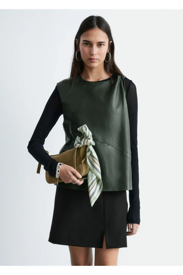 앤아더스토리즈 트위스트 숄더 레더 탑의 포레스트 그린컬러 ECOMLook입니다.