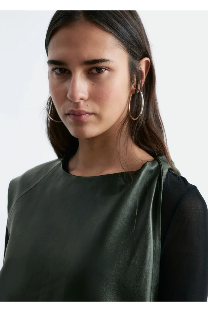 앤아더스토리즈 트위스트 숄더 레더 탑의 포레스트 그린컬러 ECOMLook입니다.