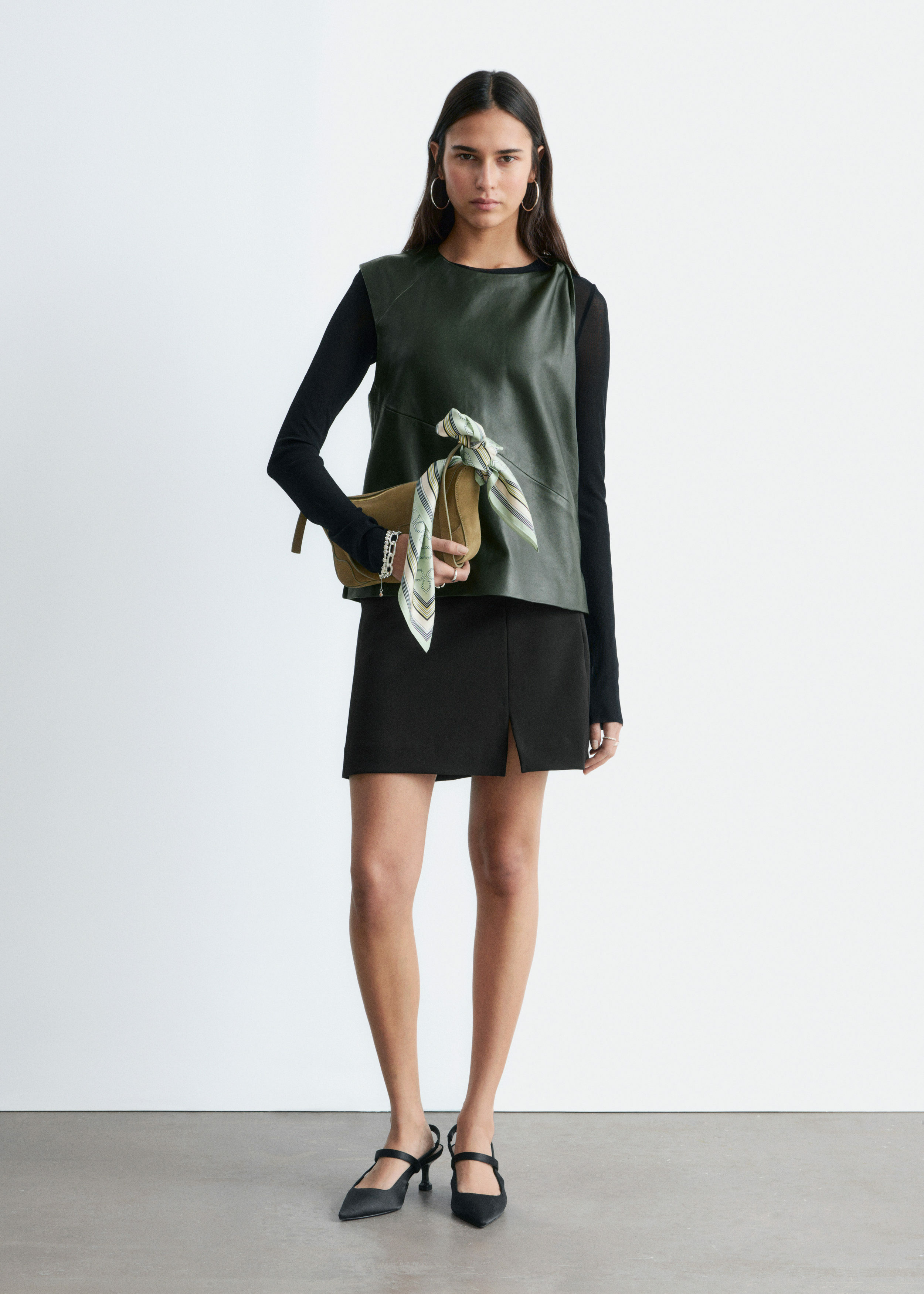 앤아더스토리즈 트위스트 숄더 레더 탑의 포레스트 그린컬러 ECOMLook입니다.