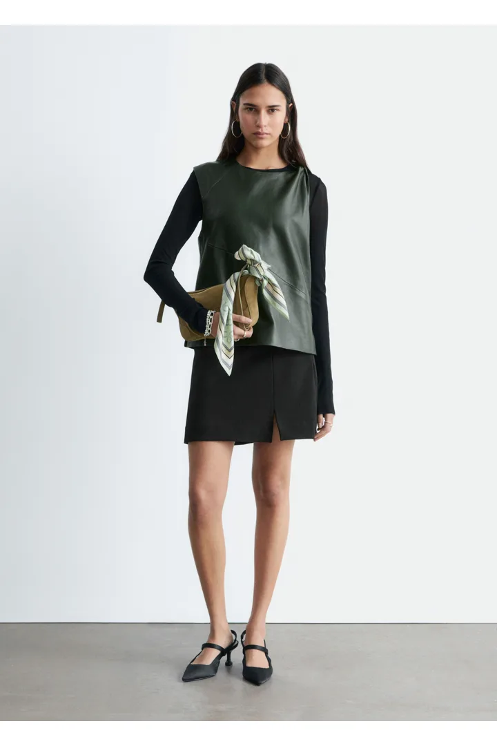 앤아더스토리즈 트위스트 숄더 레더 탑의 포레스트 그린컬러 ECOMLook입니다.