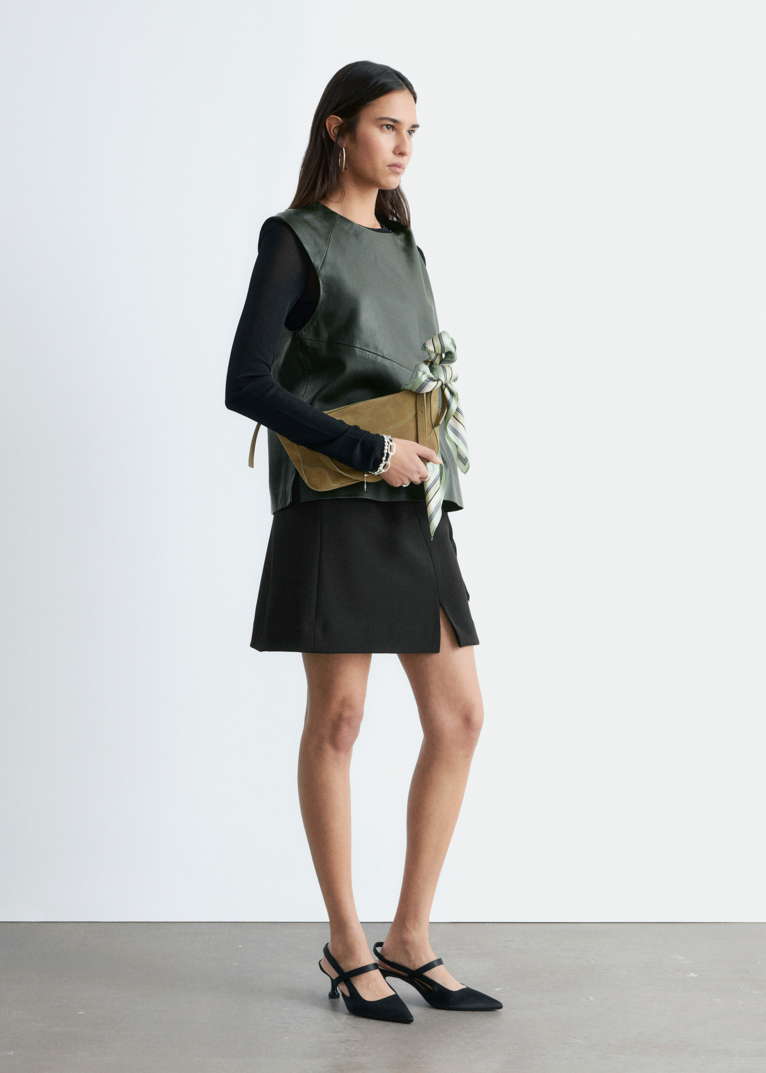 앤아더스토리즈 트위스트 숄더 레더 탑의 포레스트 그린컬러 ECOMLook입니다.