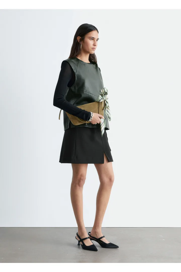 앤아더스토리즈 트위스트 숄더 레더 탑의 포레스트 그린컬러 ECOMLook입니다.