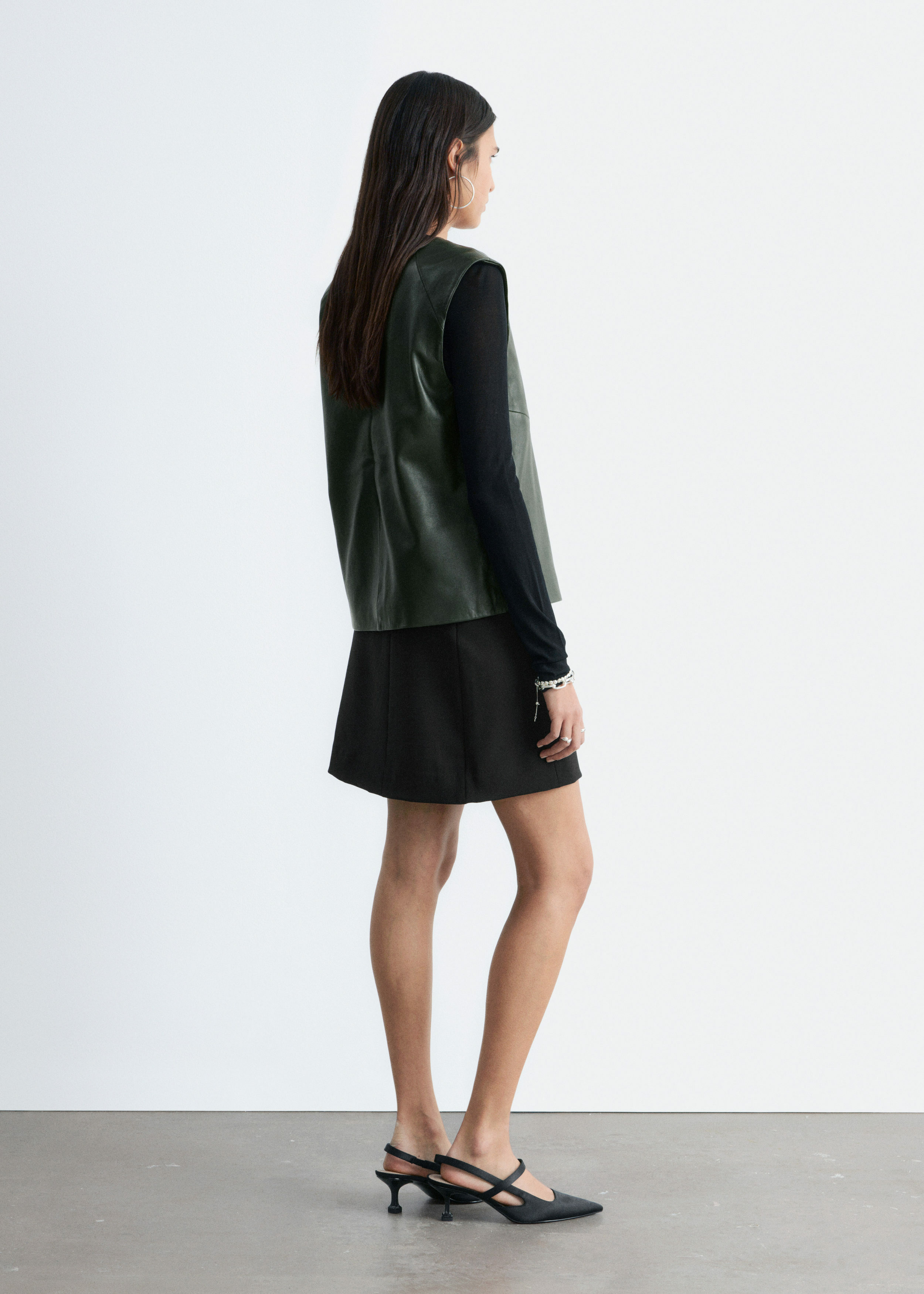 앤아더스토리즈 트위스트 숄더 레더 탑의 포레스트 그린컬러 ECOMLook입니다.