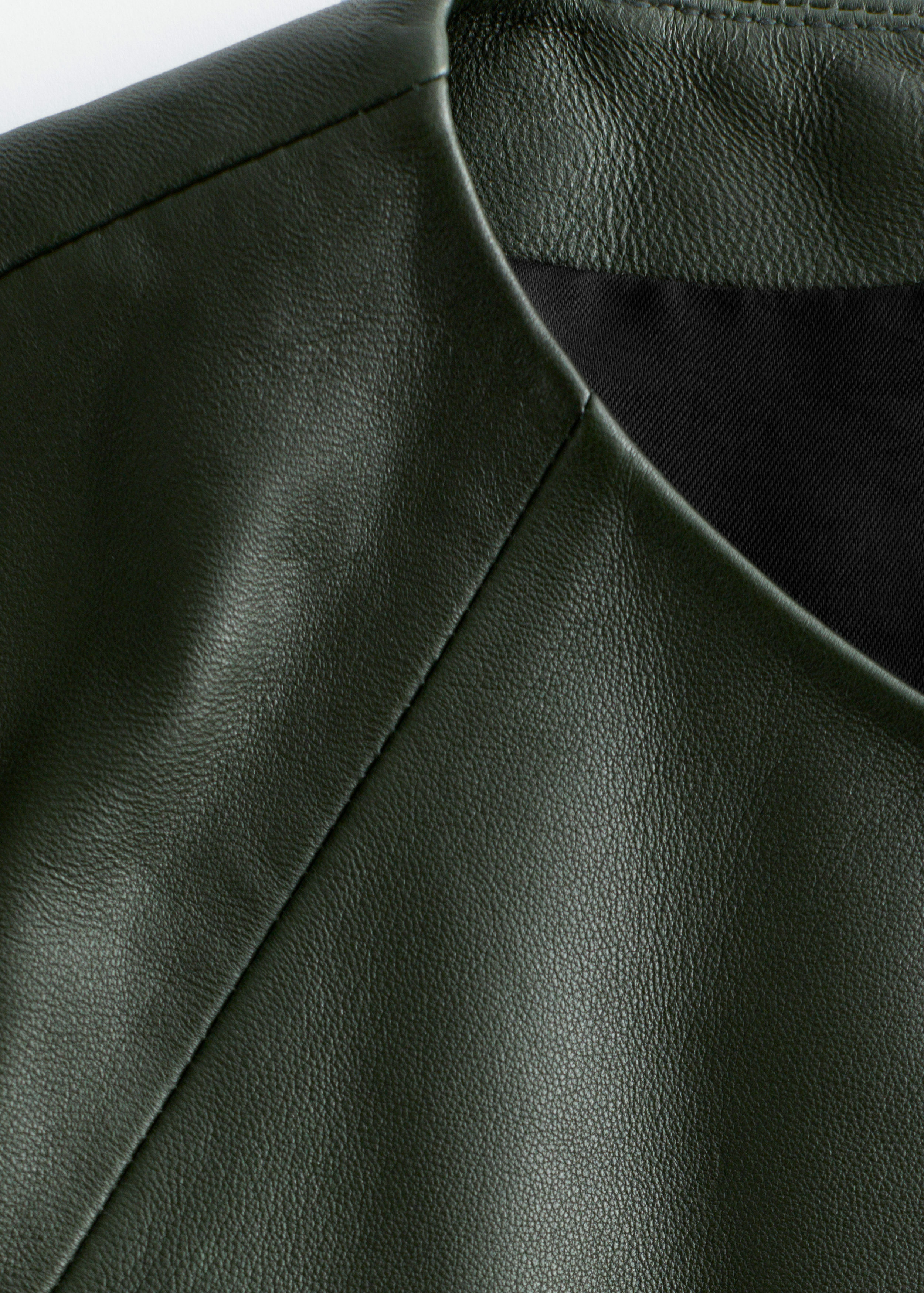 앤아더스토리즈 트위스트 숄더 레더 탑의 포레스트 그린컬러 Detail입니다.