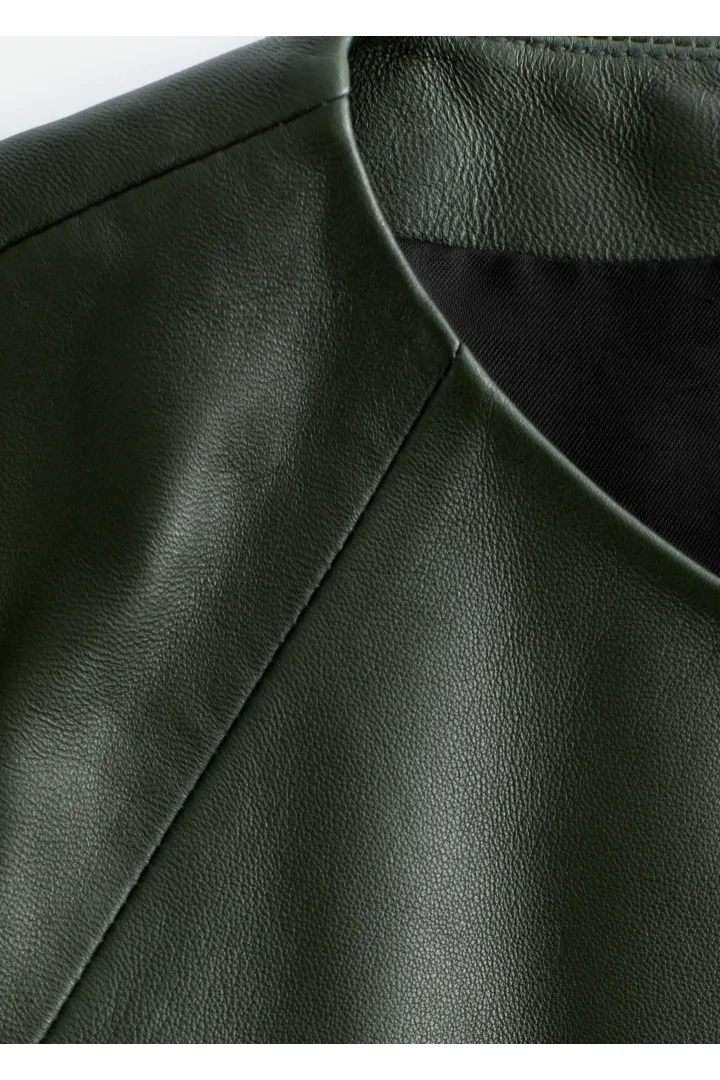 앤아더스토리즈 트위스트 숄더 레더 탑의 포레스트 그린컬러 Detail입니다.