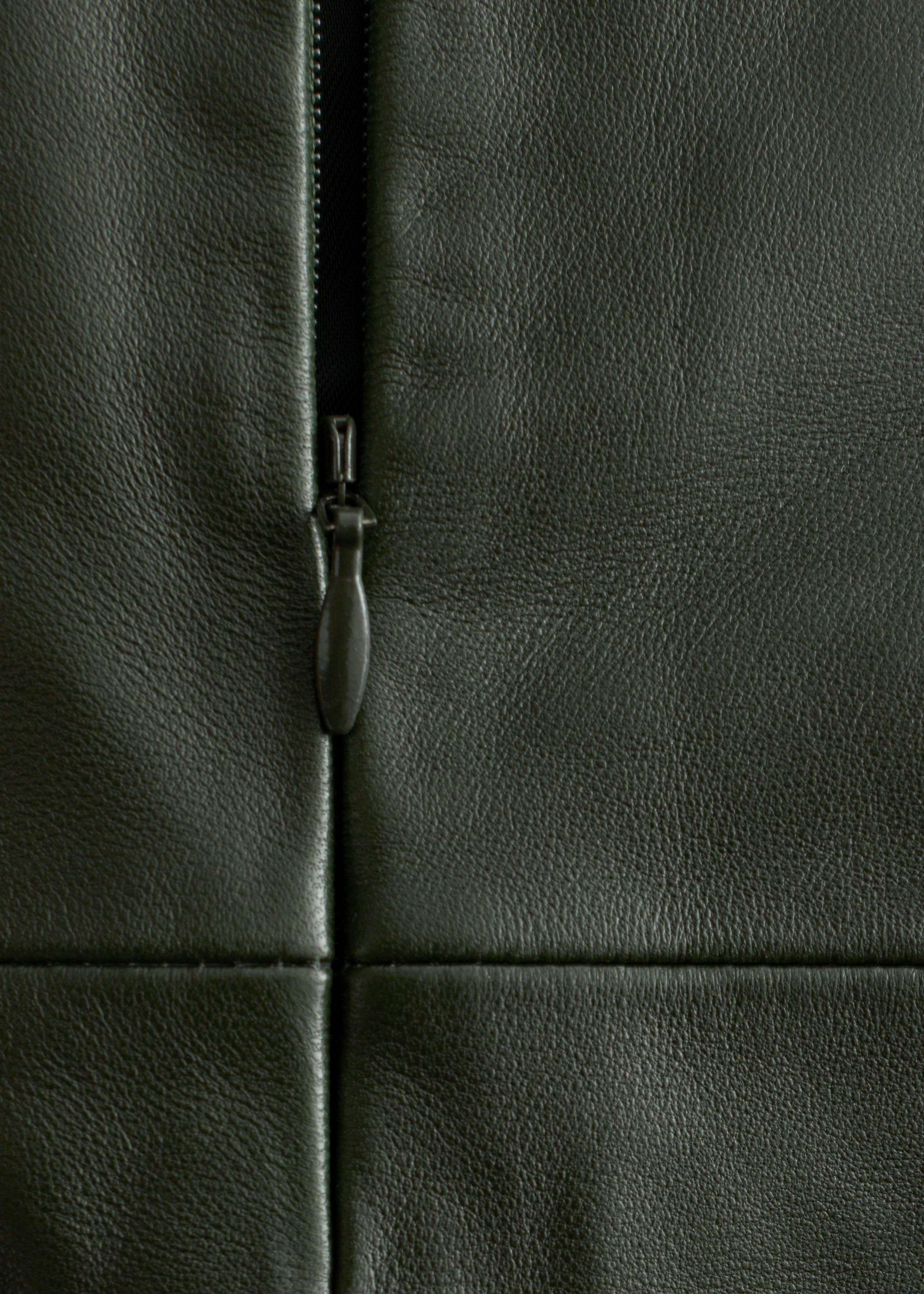 앤아더스토리즈 트위스트 숄더 레더 탑의 포레스트 그린컬러 Detail입니다.